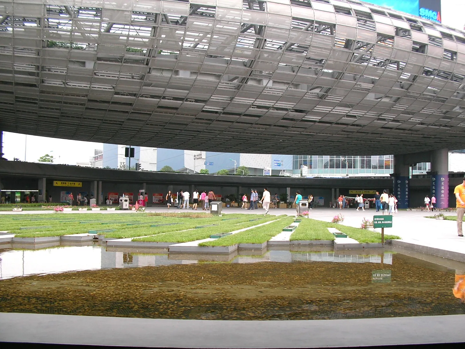 五角場の地下鉄出口付近