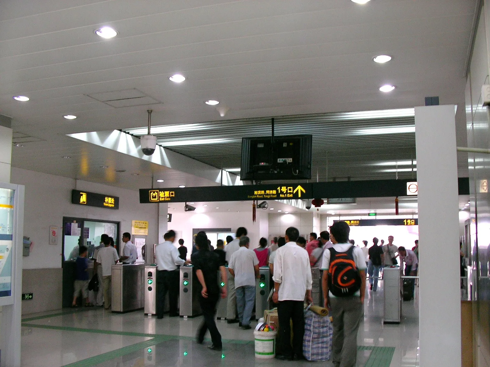 山手線のような駅の出口