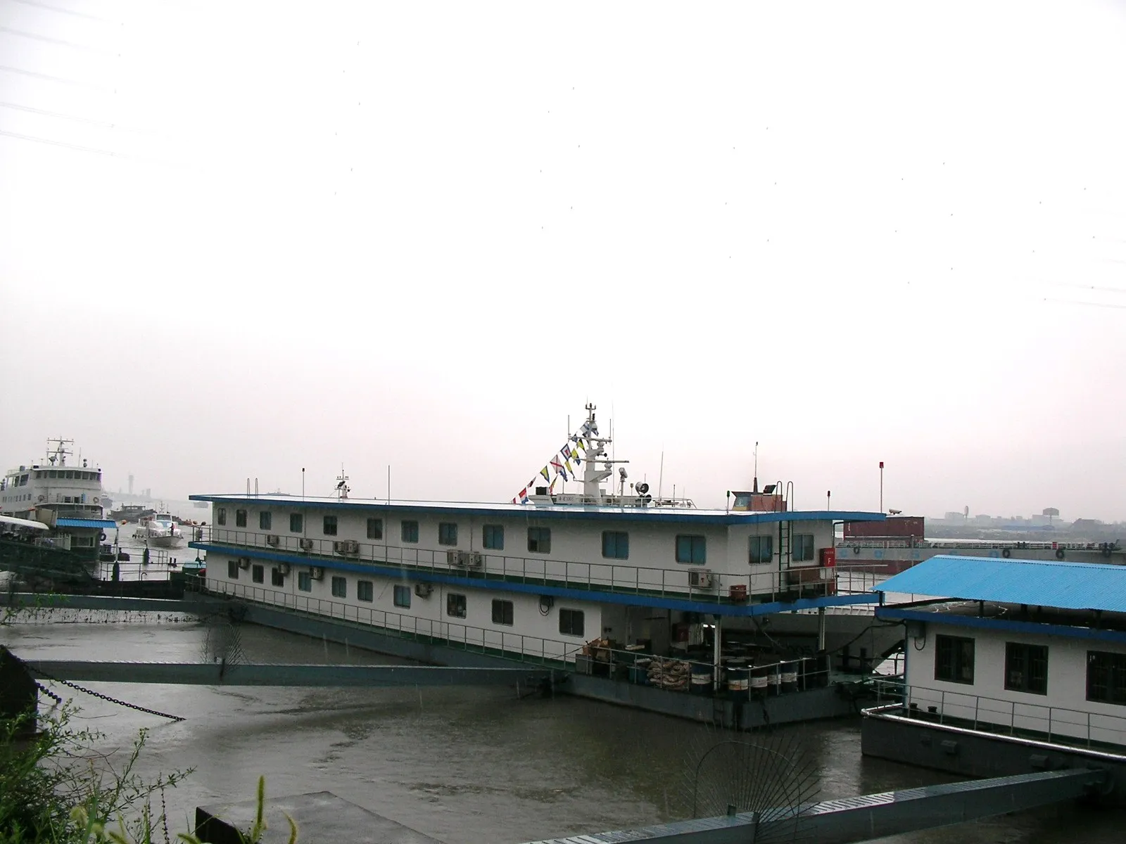 黄浦江の船上で生活する人々