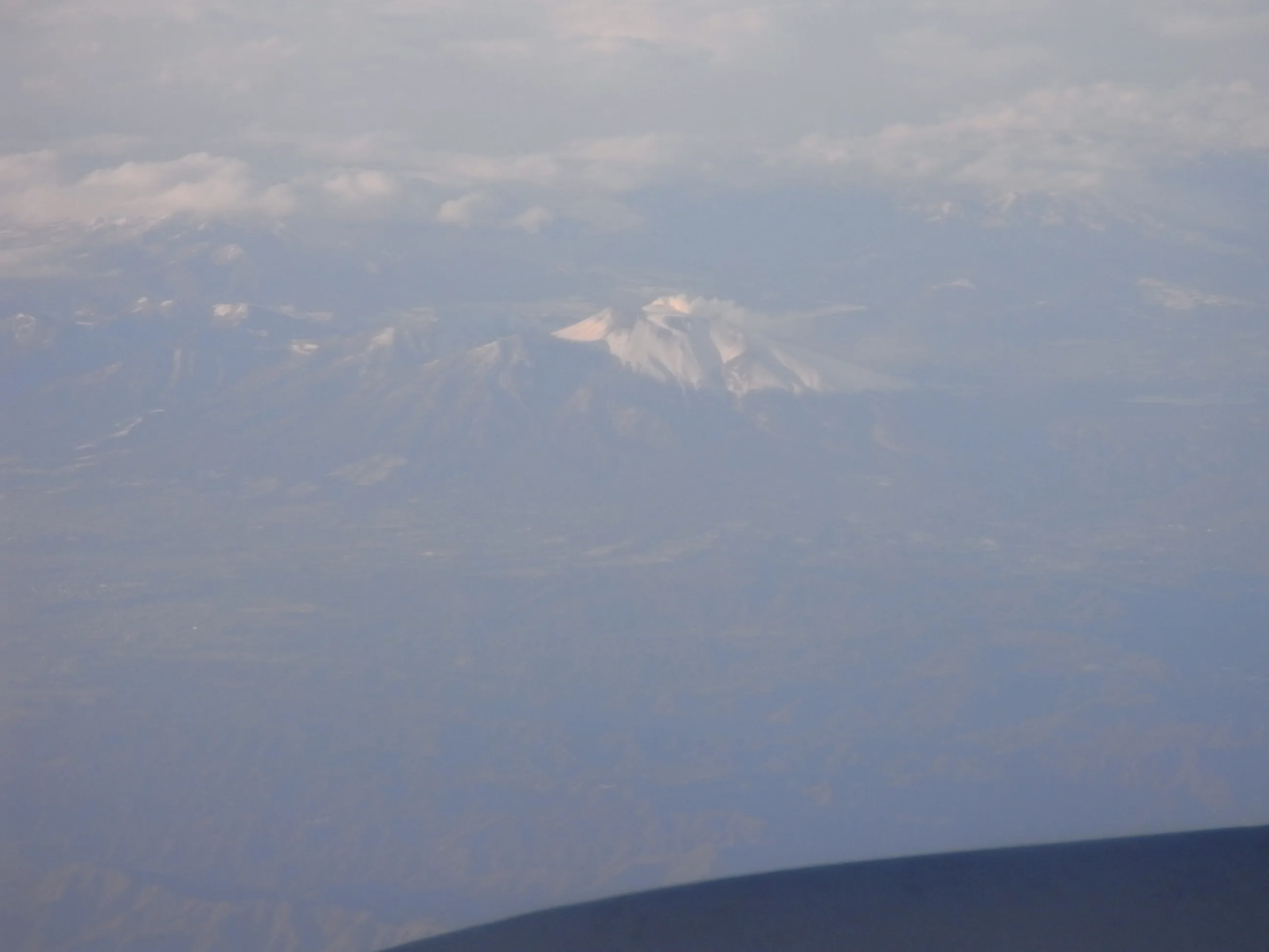 機内から見た冠雪した山々