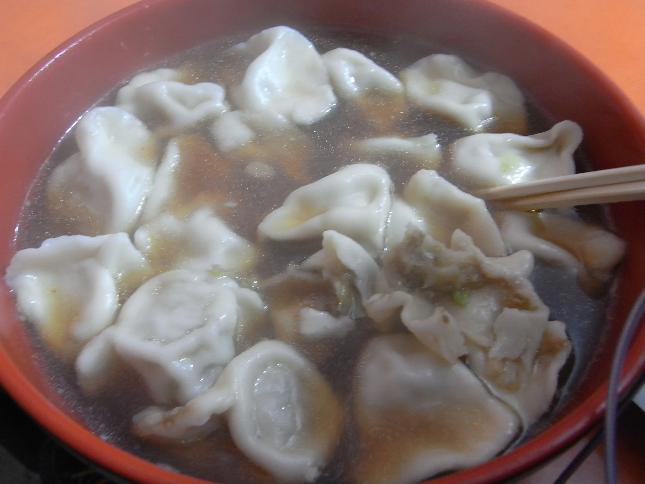 プレハブの食堂で食べたワンタン