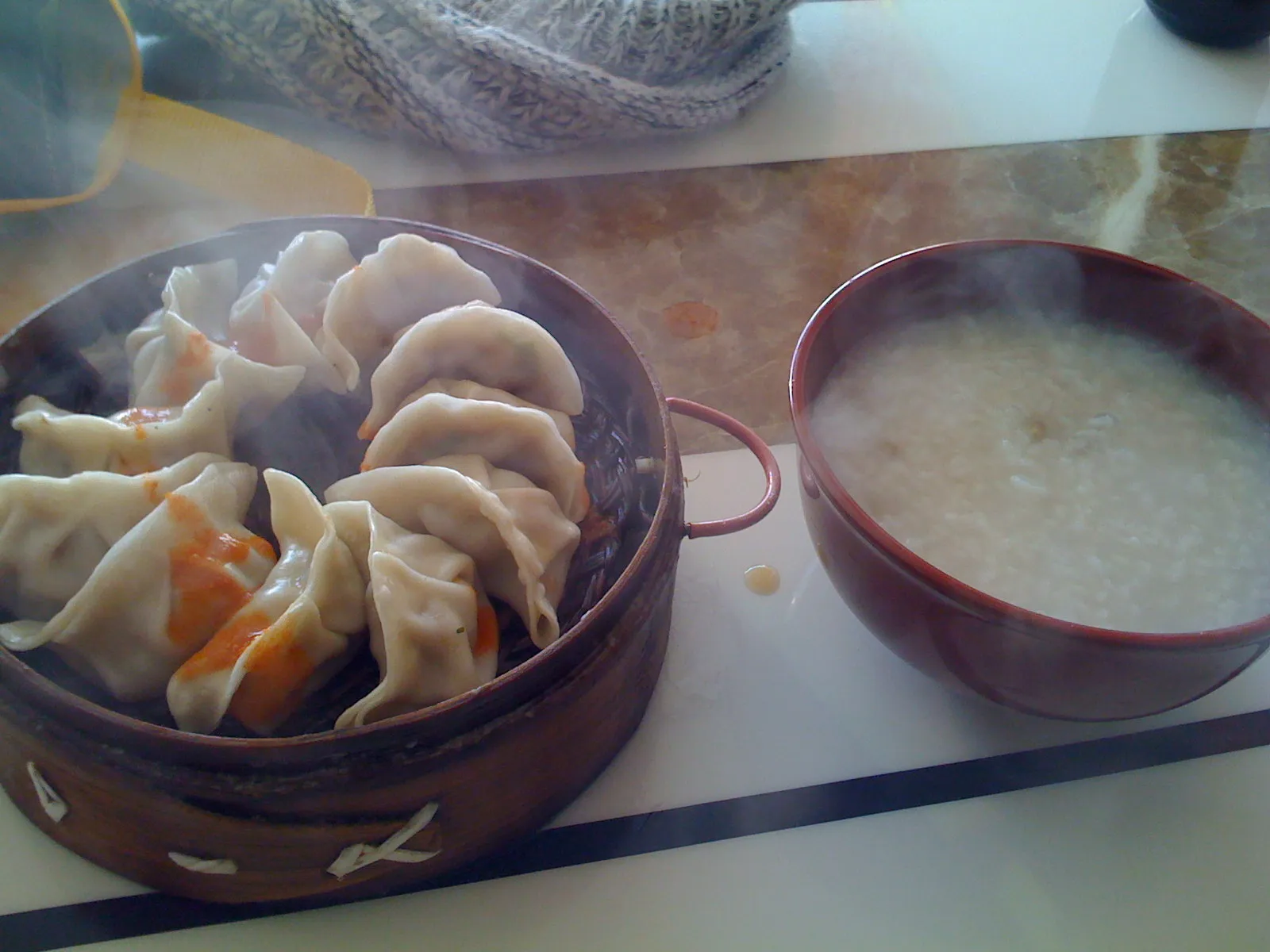 食堂の蒸し餃子とお粥