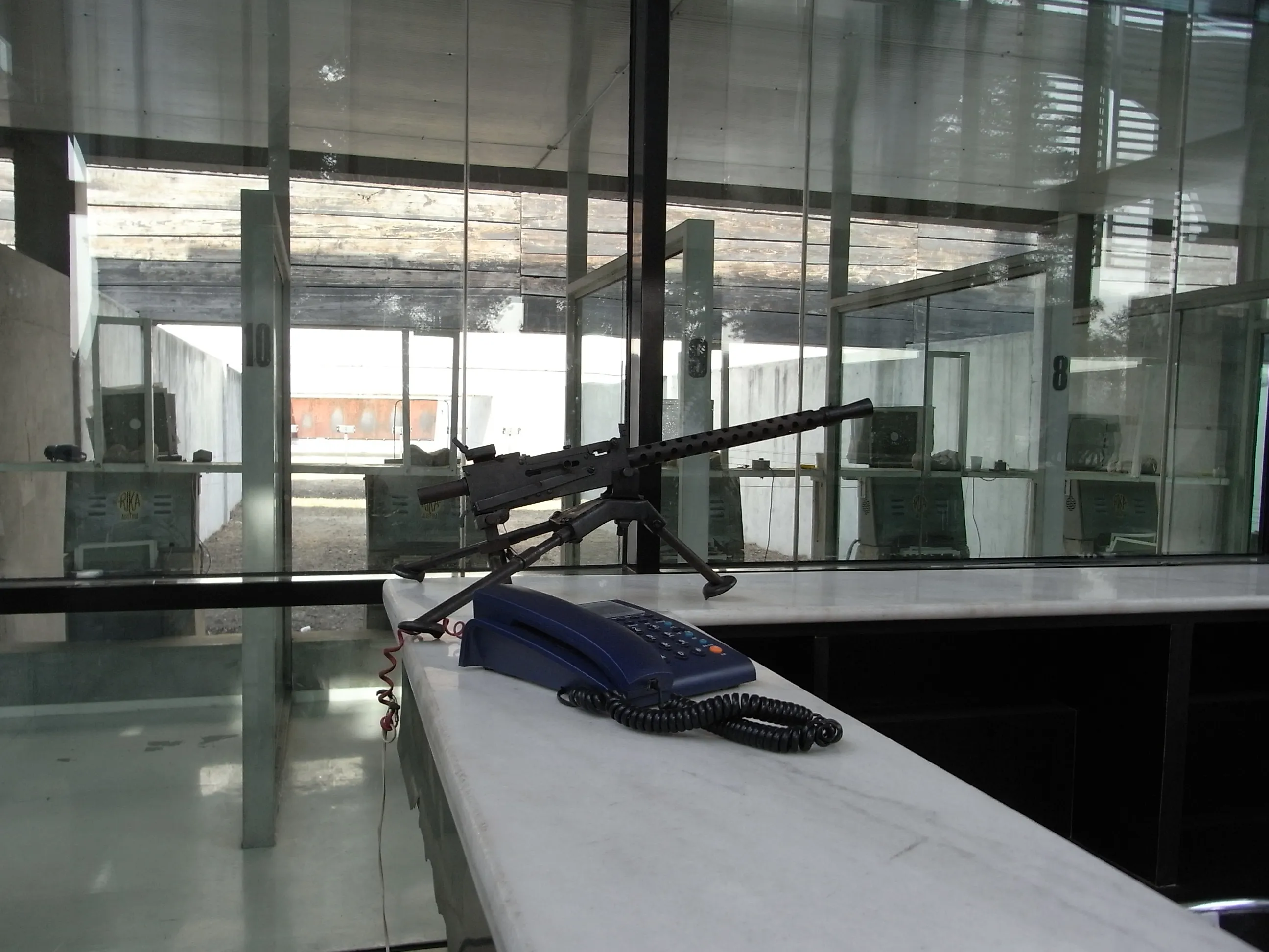 閑散とした射撃場の入り口