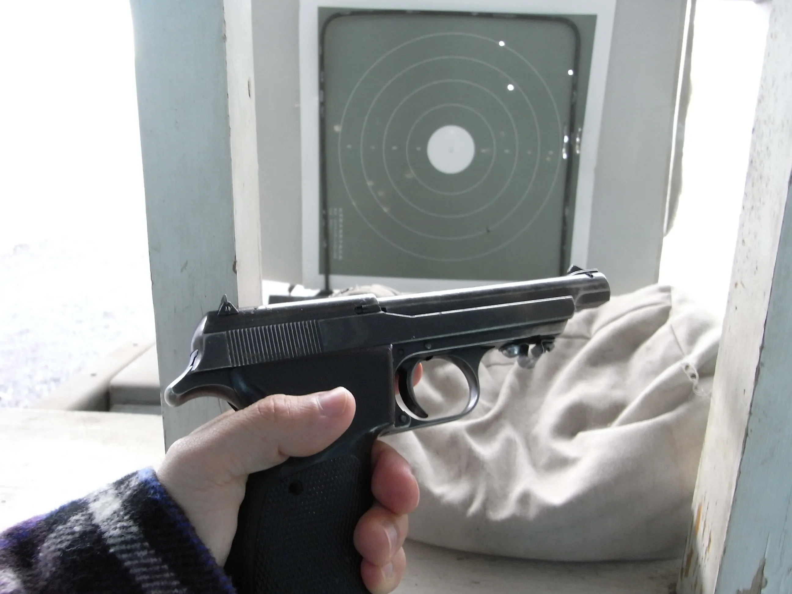 人民解放軍の旧式拳銃