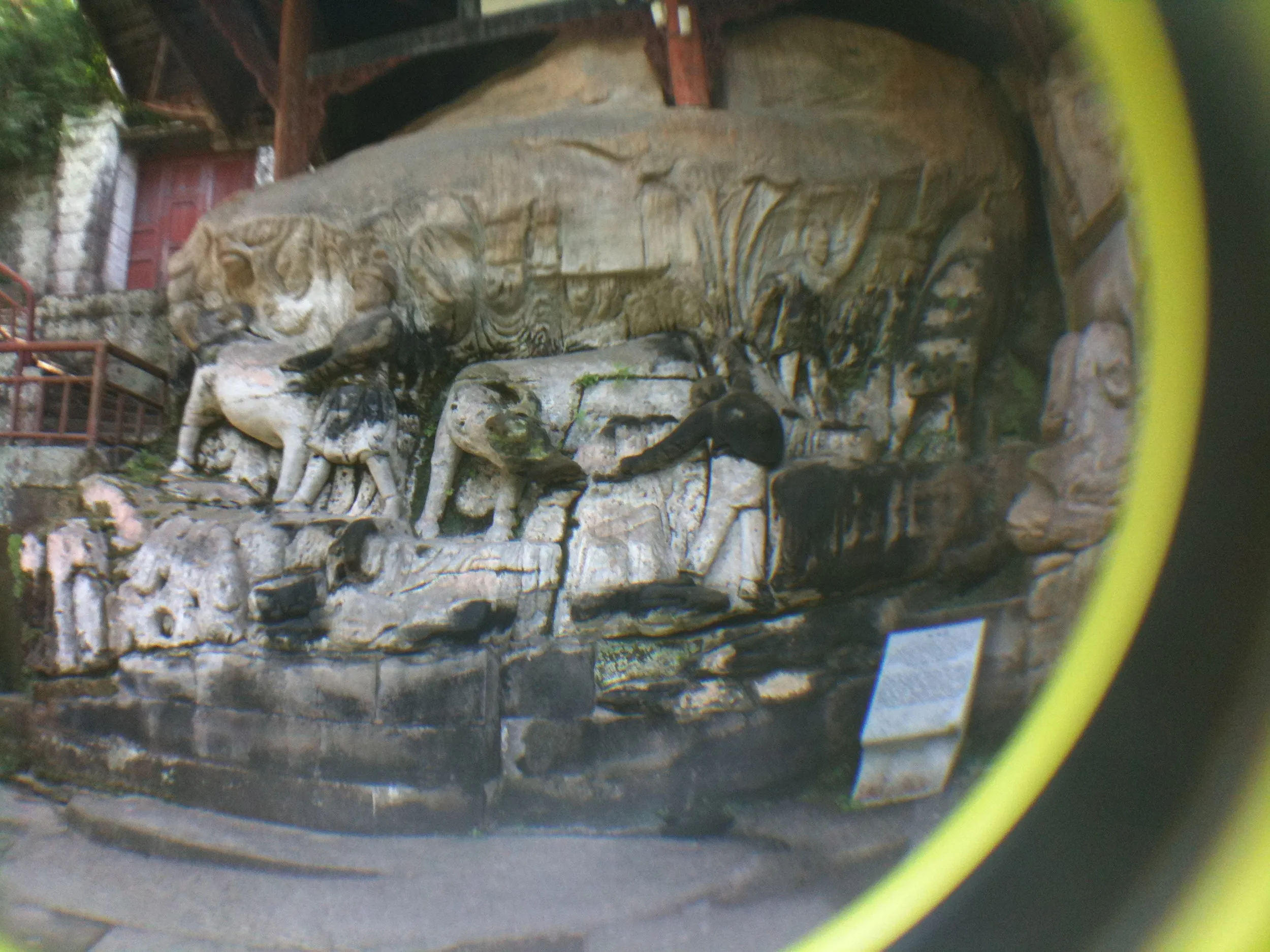 精巧な彫りの石窟