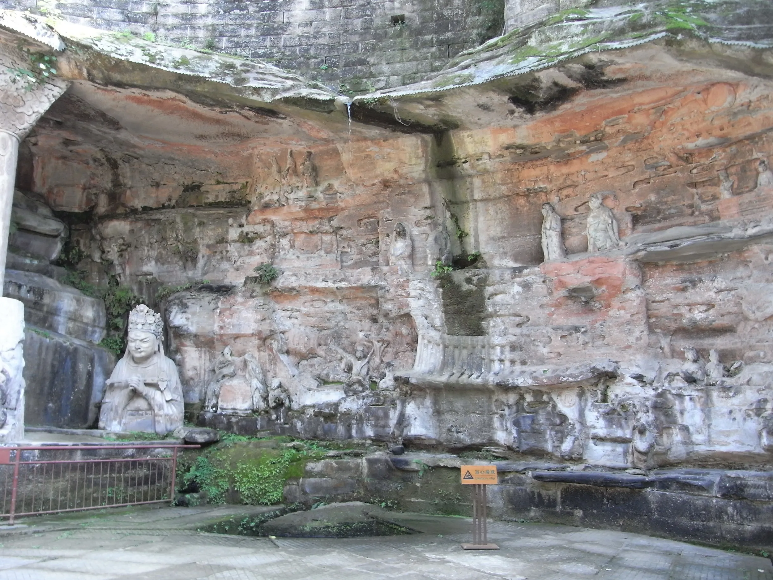 表情豊かな石窟