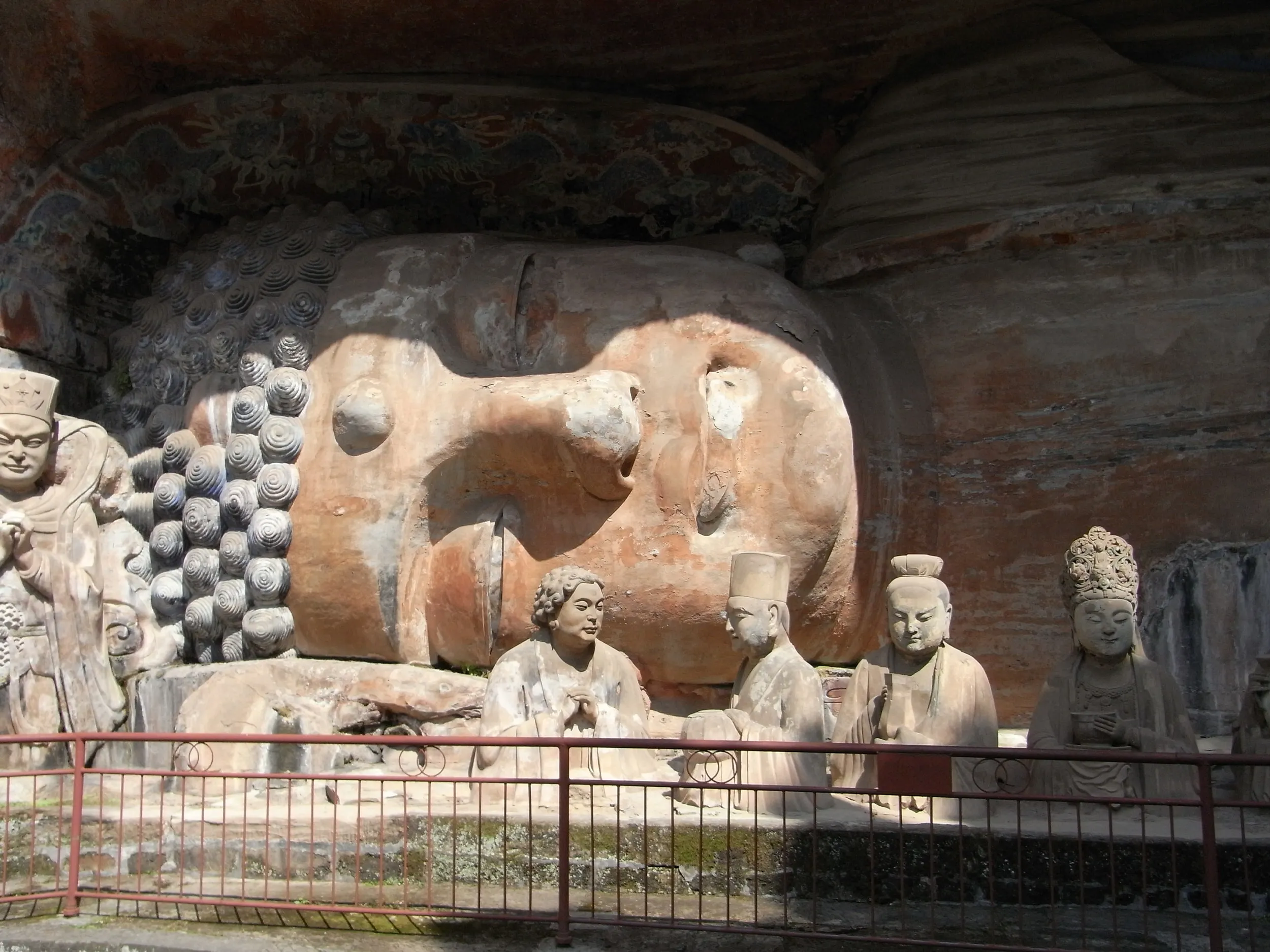 巨大な寝大仏の全貌