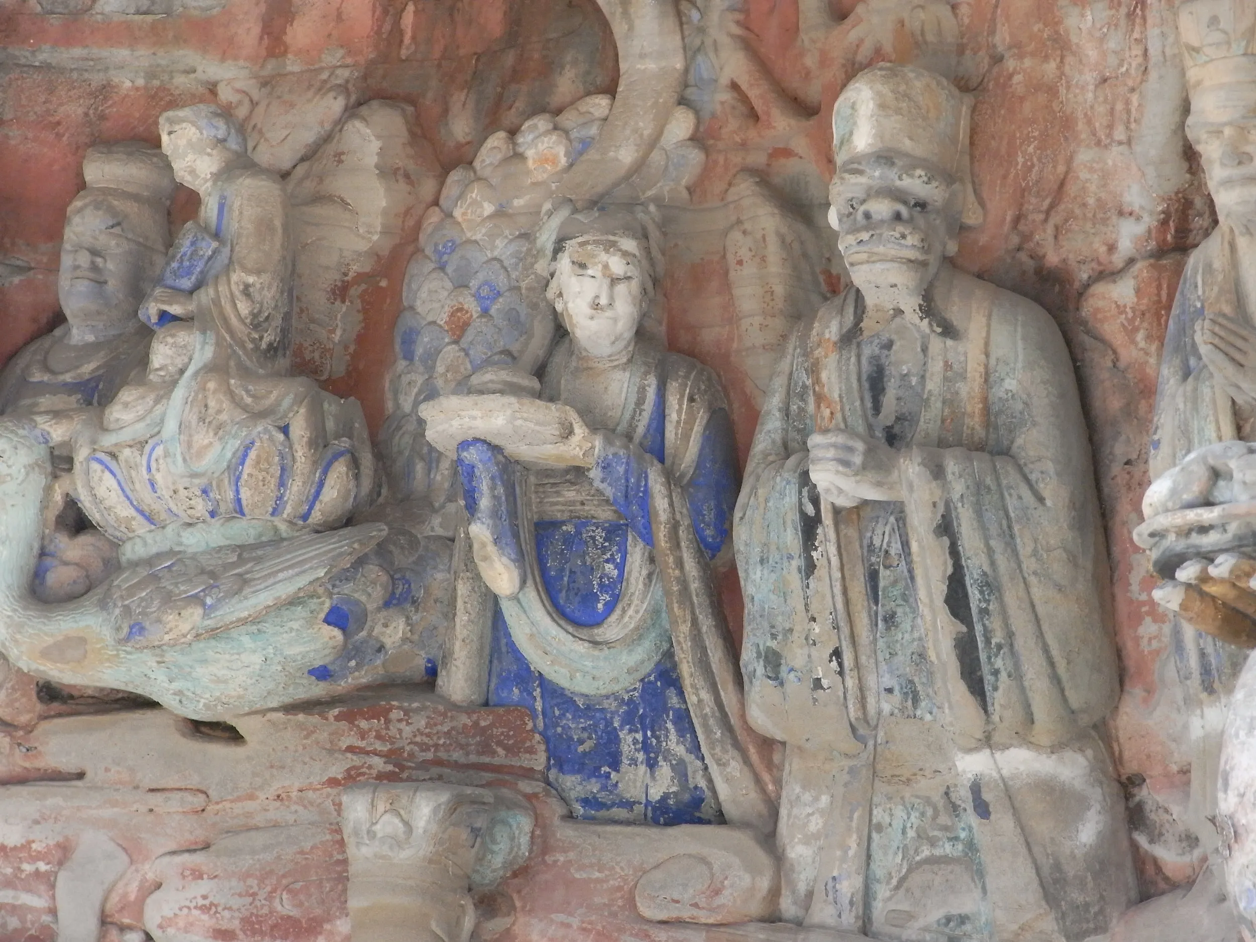 色彩が残る石窟の彫刻