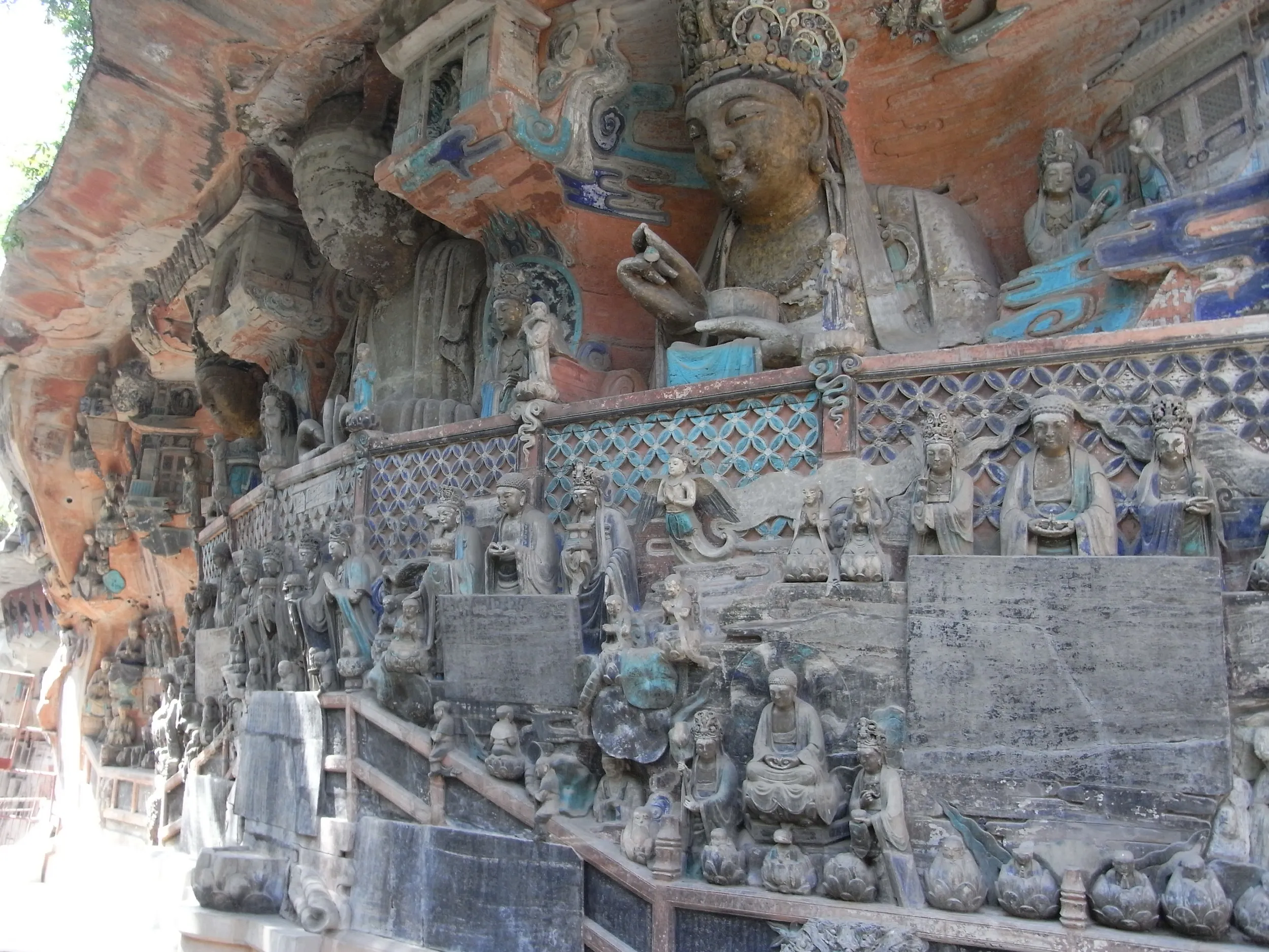 雲まで精巧な石窟