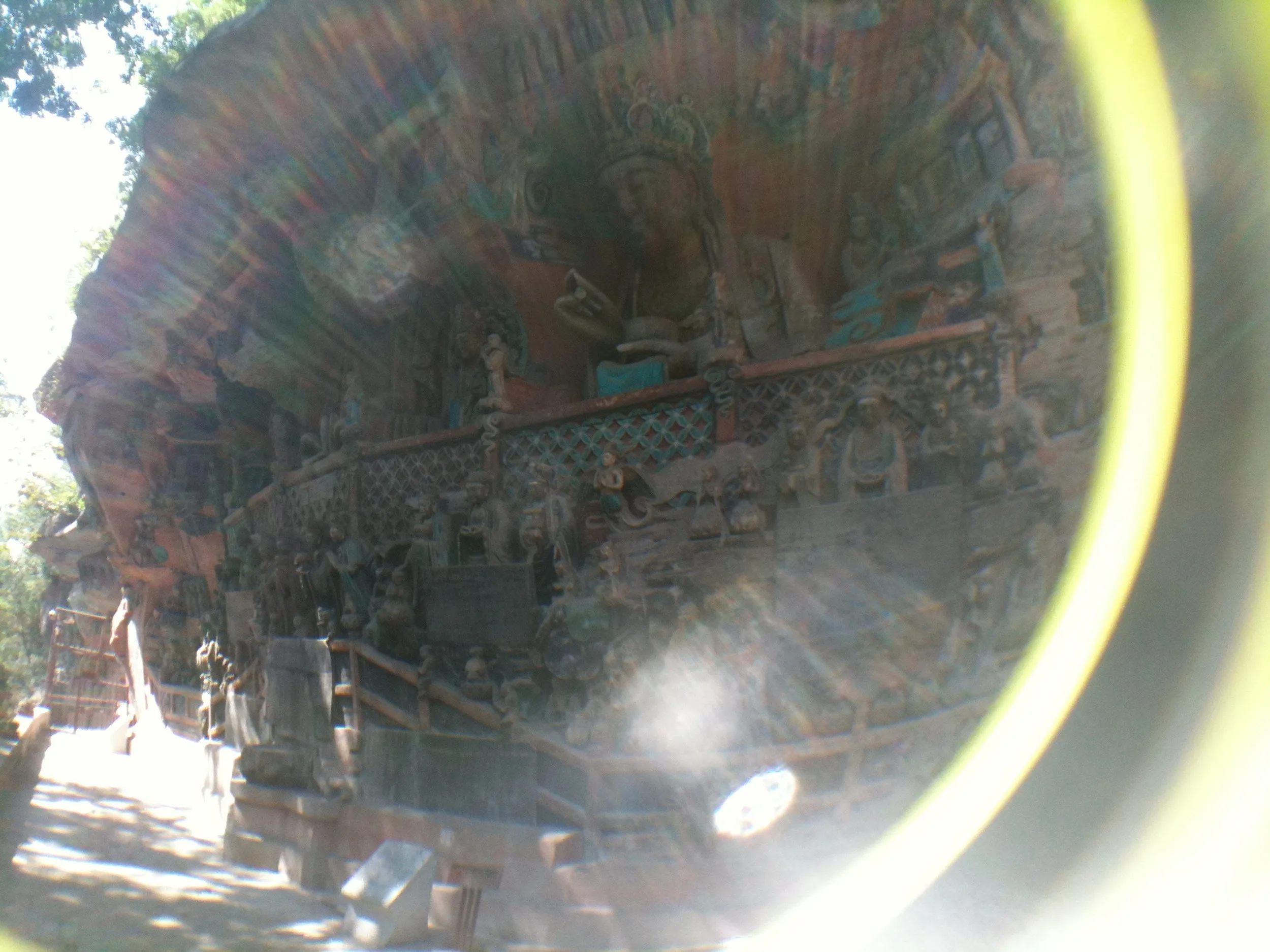 光明が差す石仏の写真