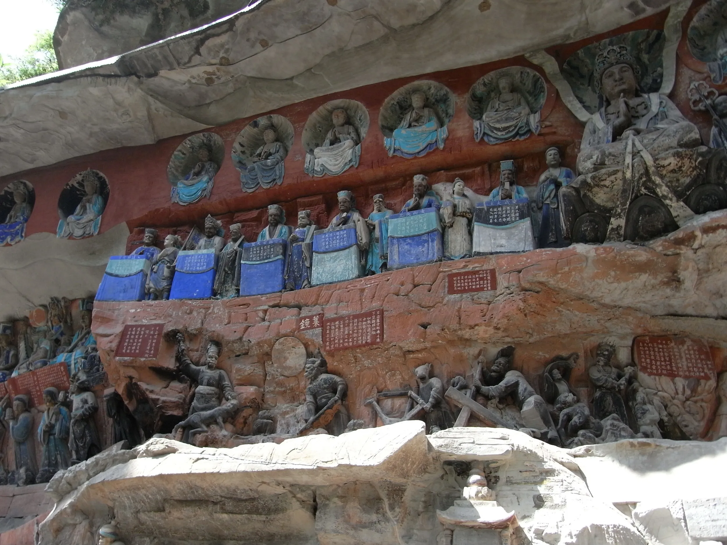 凄惨な地獄絵図の石窟