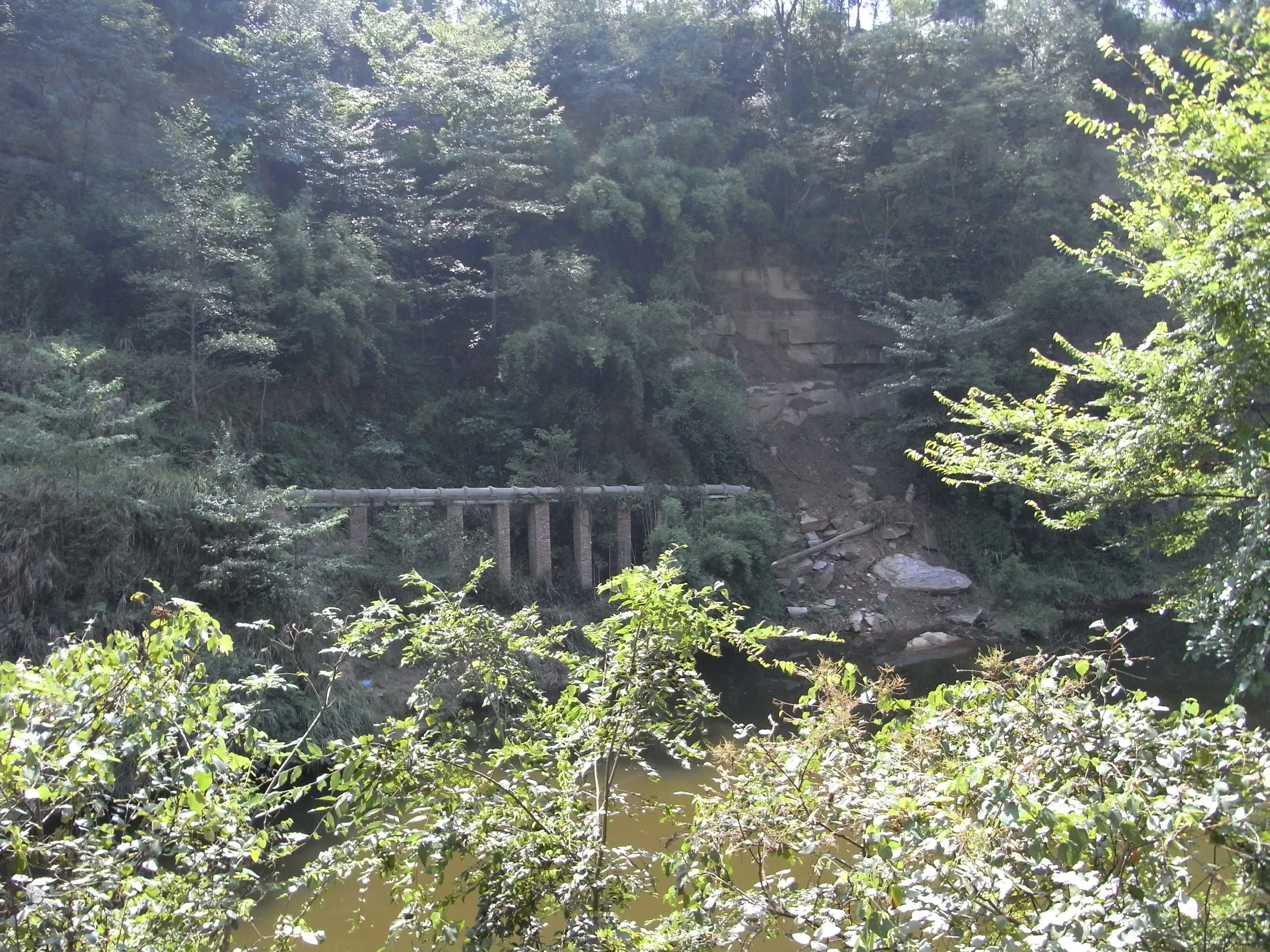 決壊した古い水路の橋