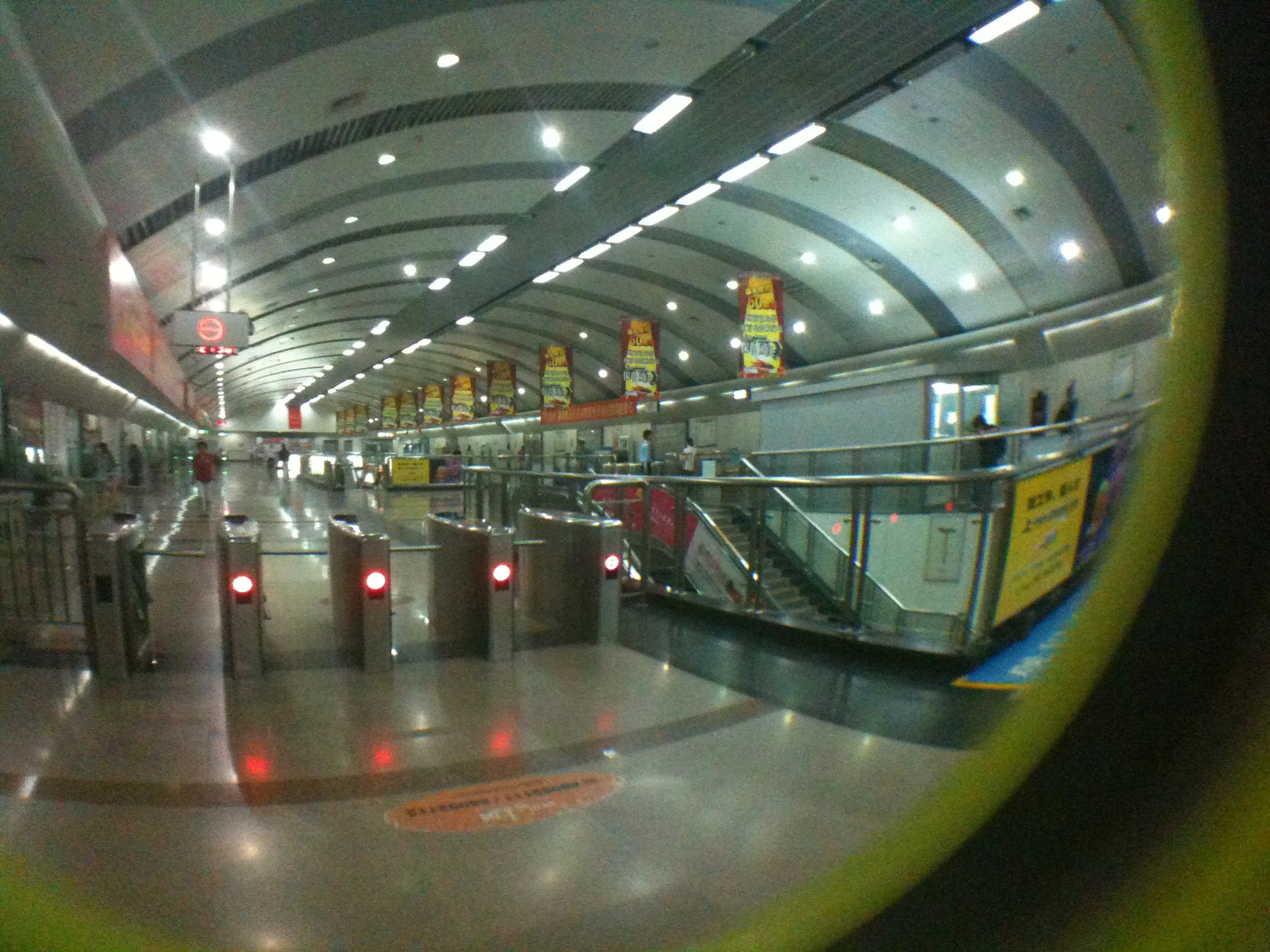 モノレール駅の改札