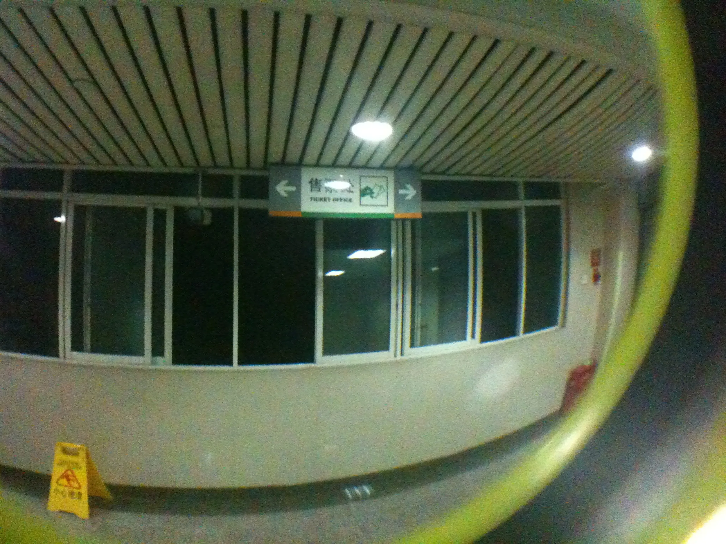 モノレール駅の内部