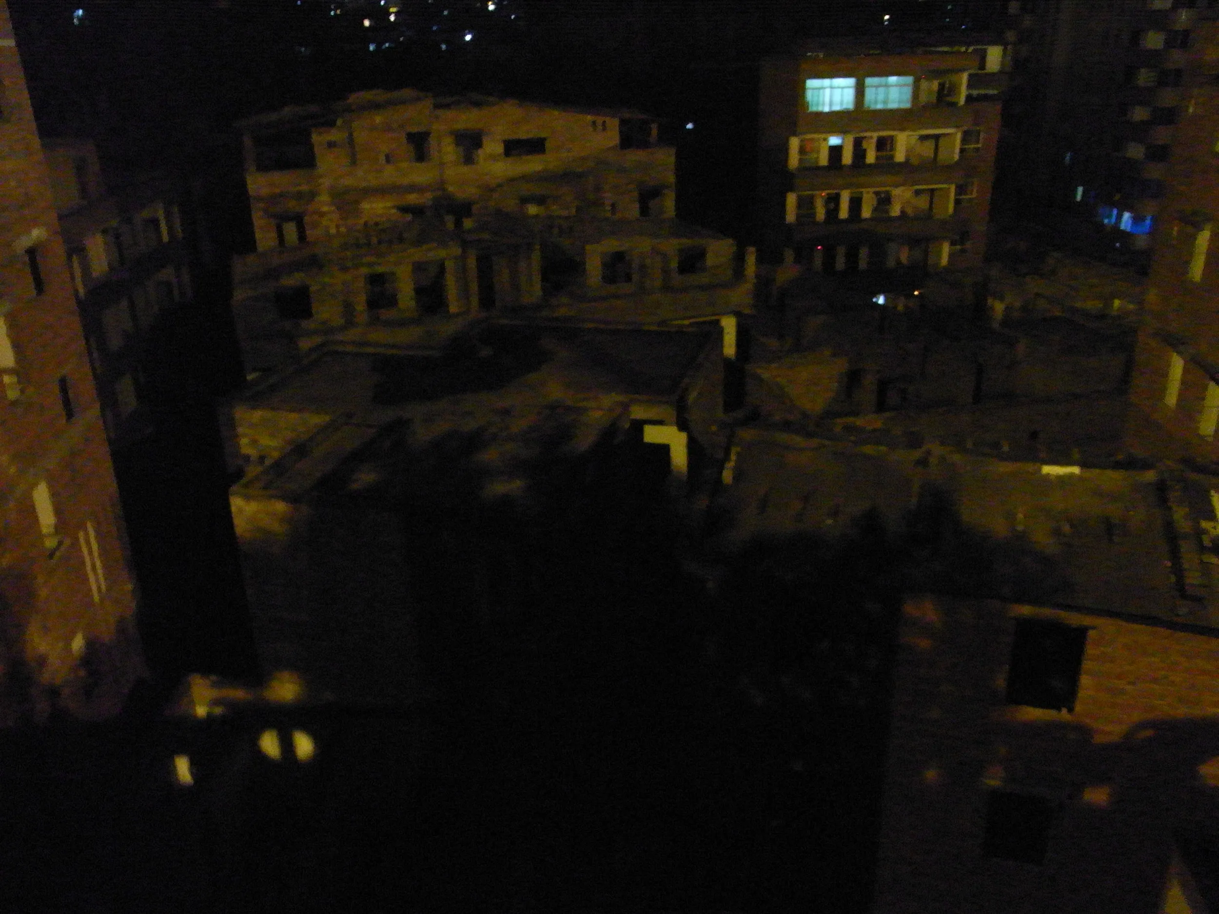 モノレール駅への道中