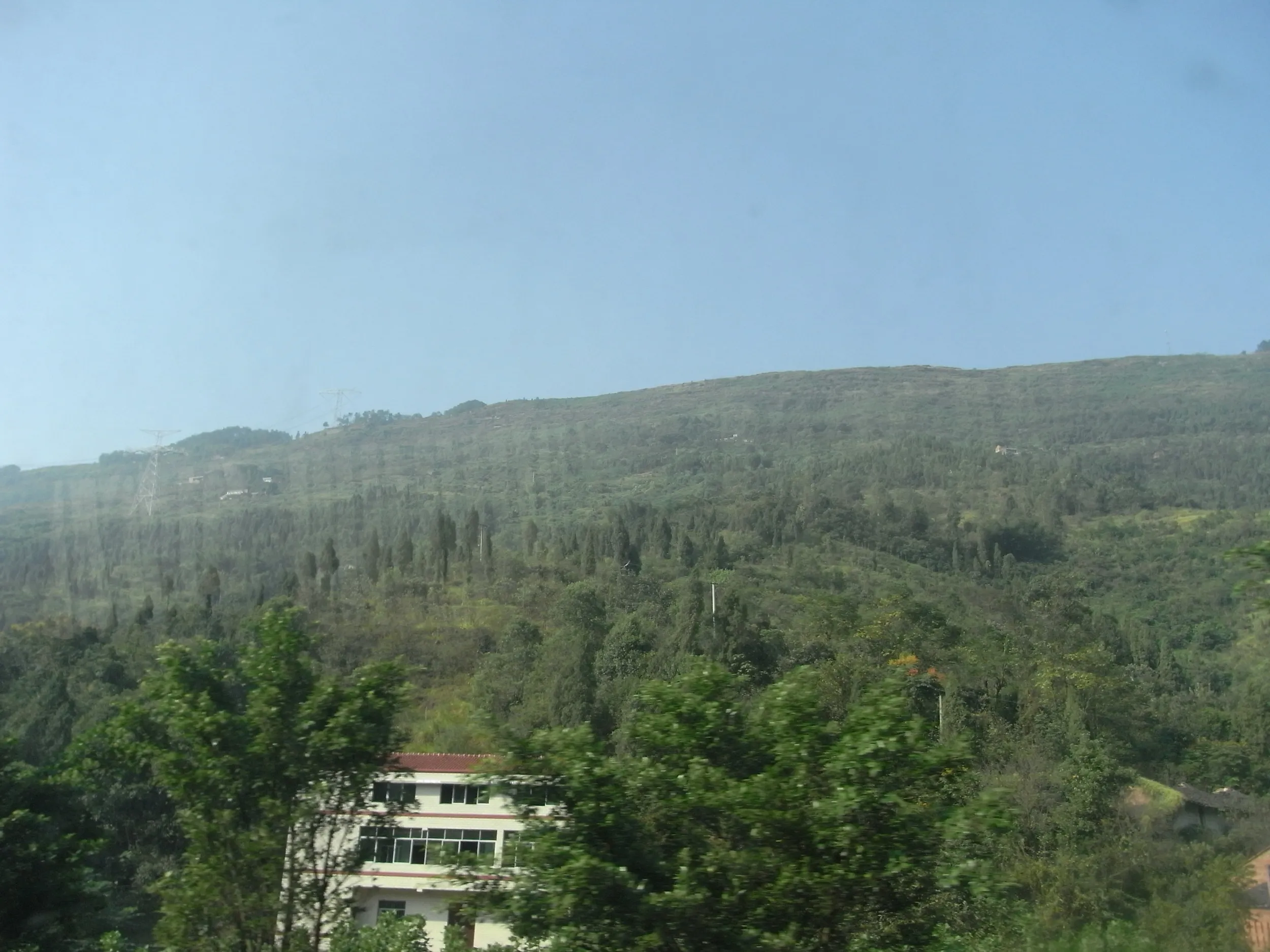 重慶郊外の自然豊かな車窓