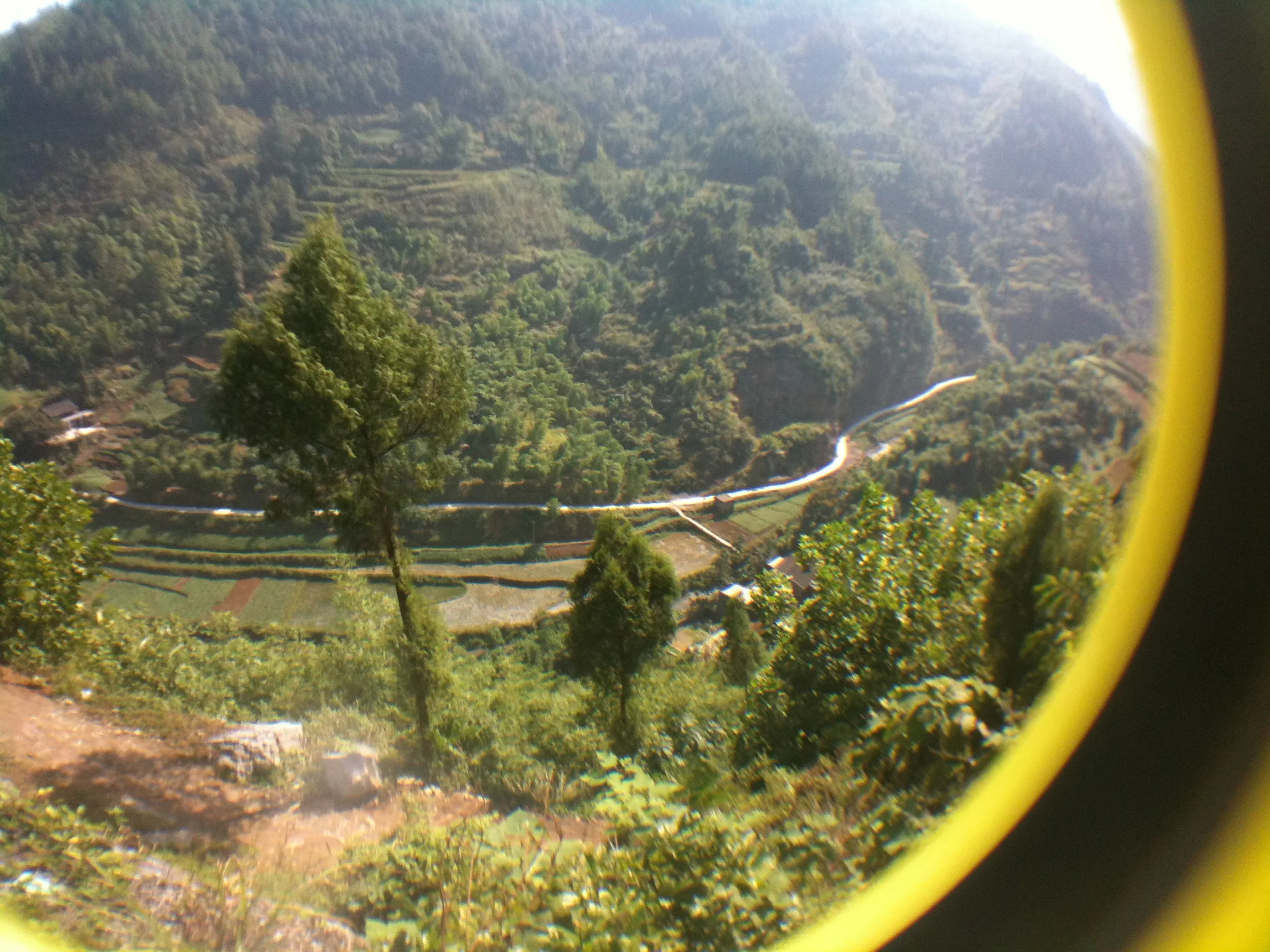 静かな山あいの風景