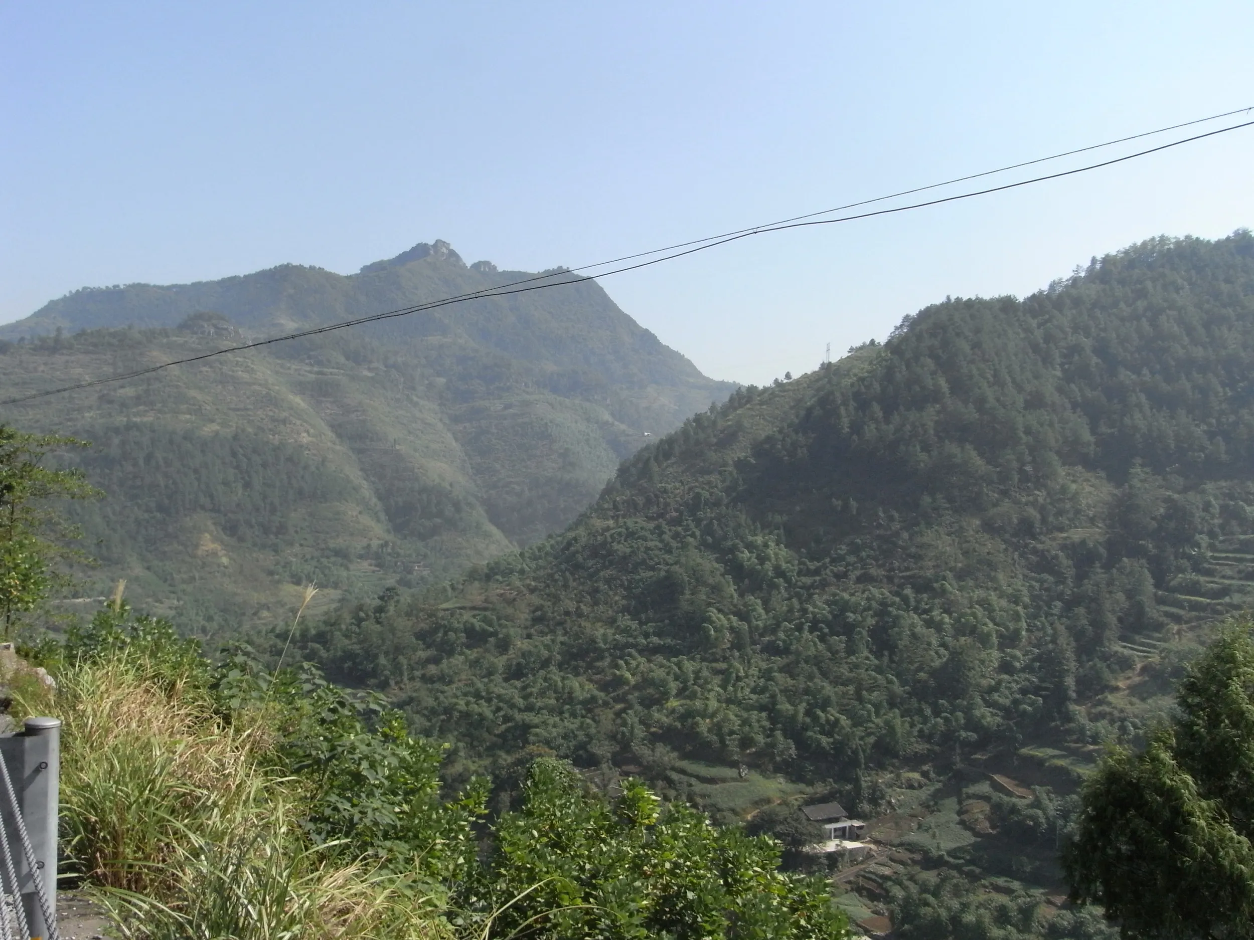 四川盆地の険しい山々