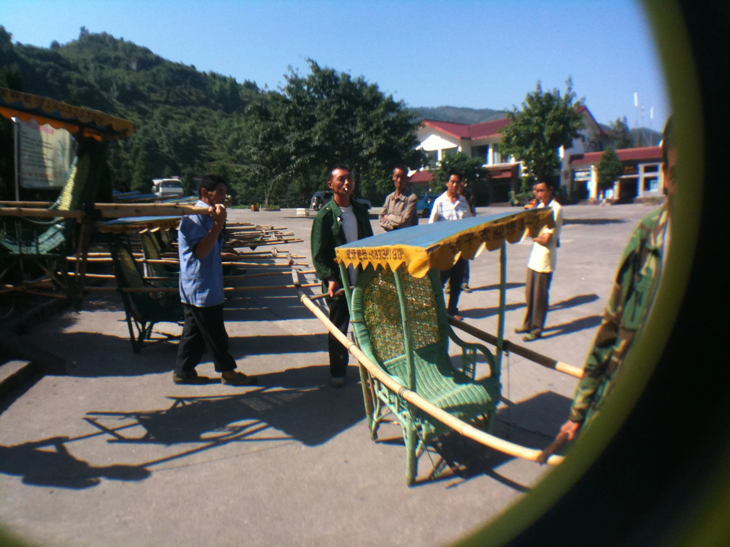 急階段を担ぐ神輿