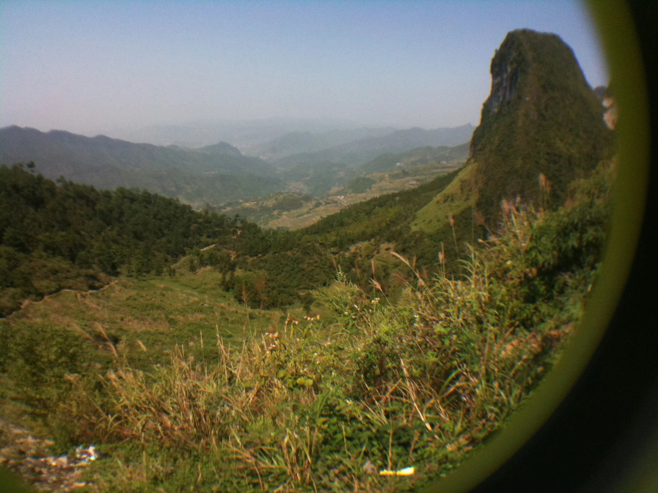 渓谷をタクシーで進む