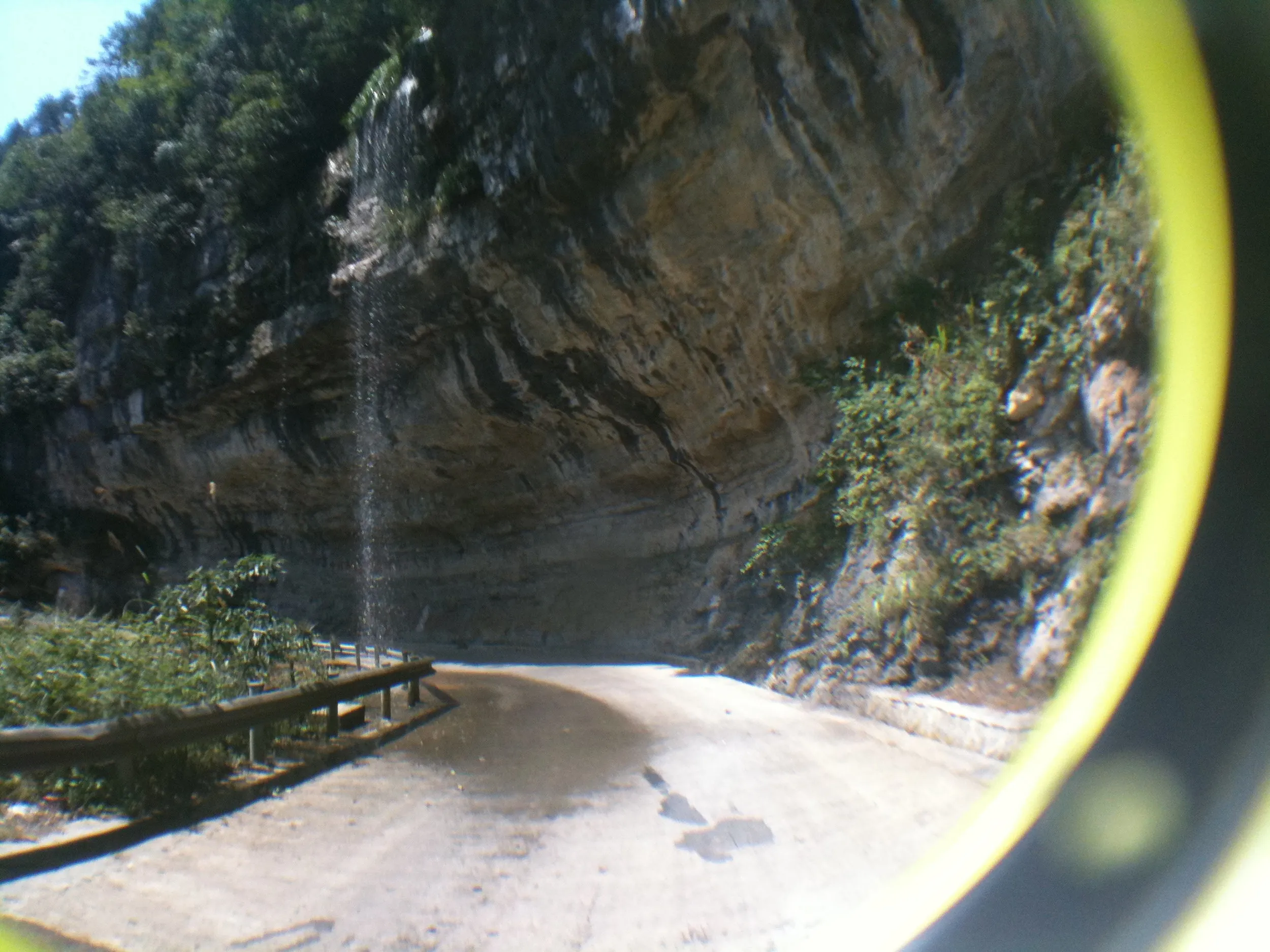 崖を流れる湧き水