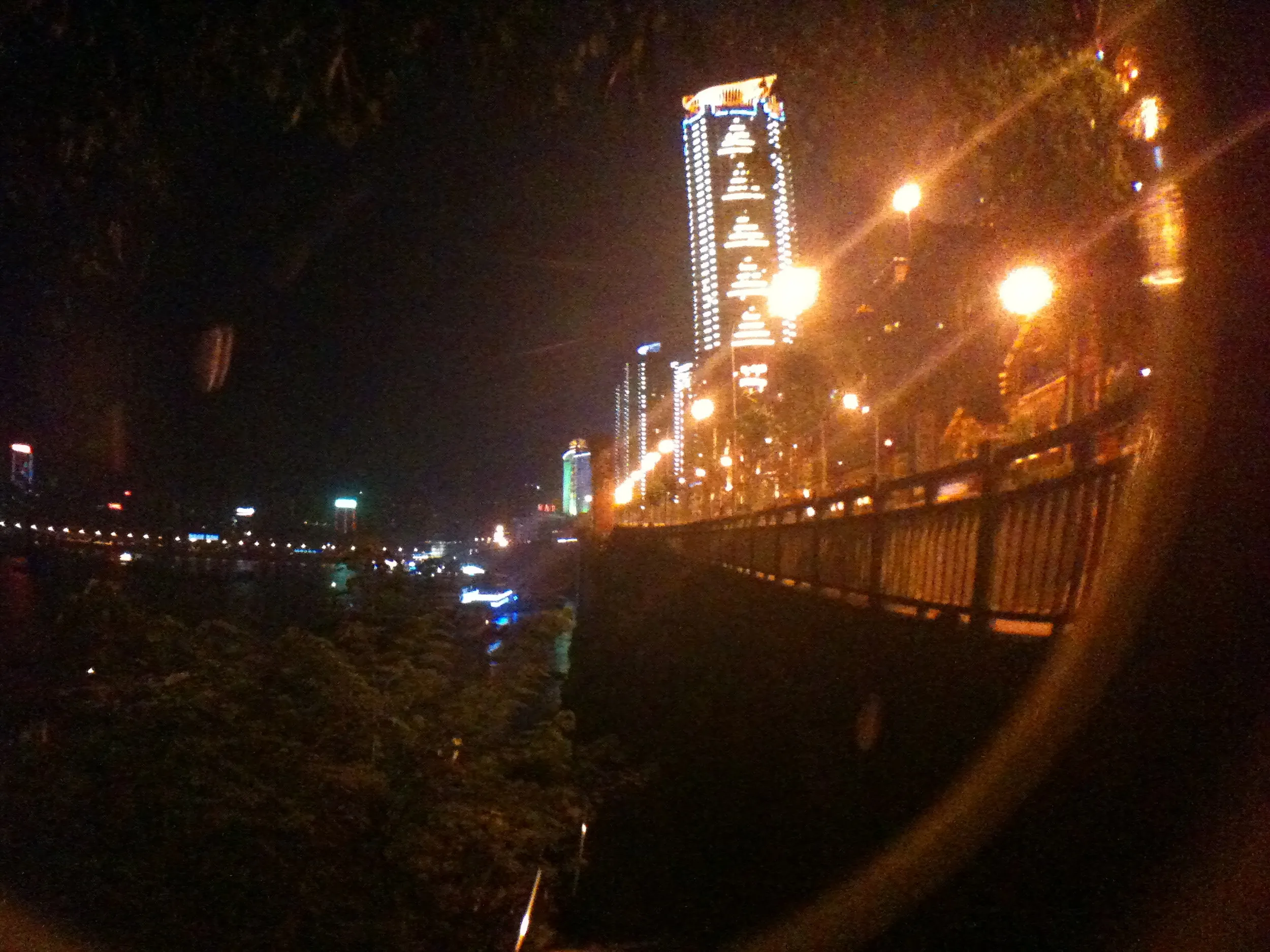 夜の嘉陵江沿い