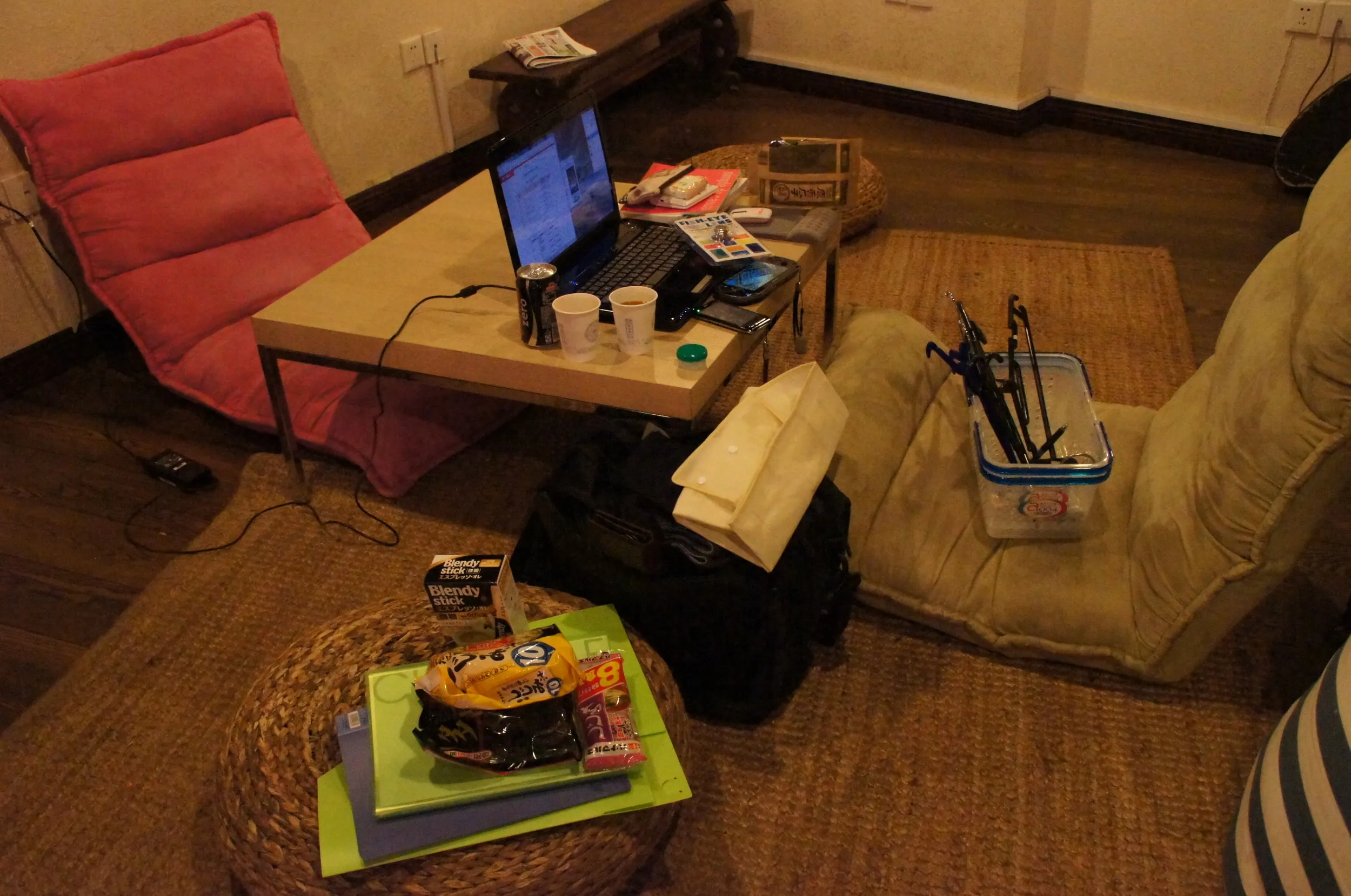 ユースホステルに補給物資到着