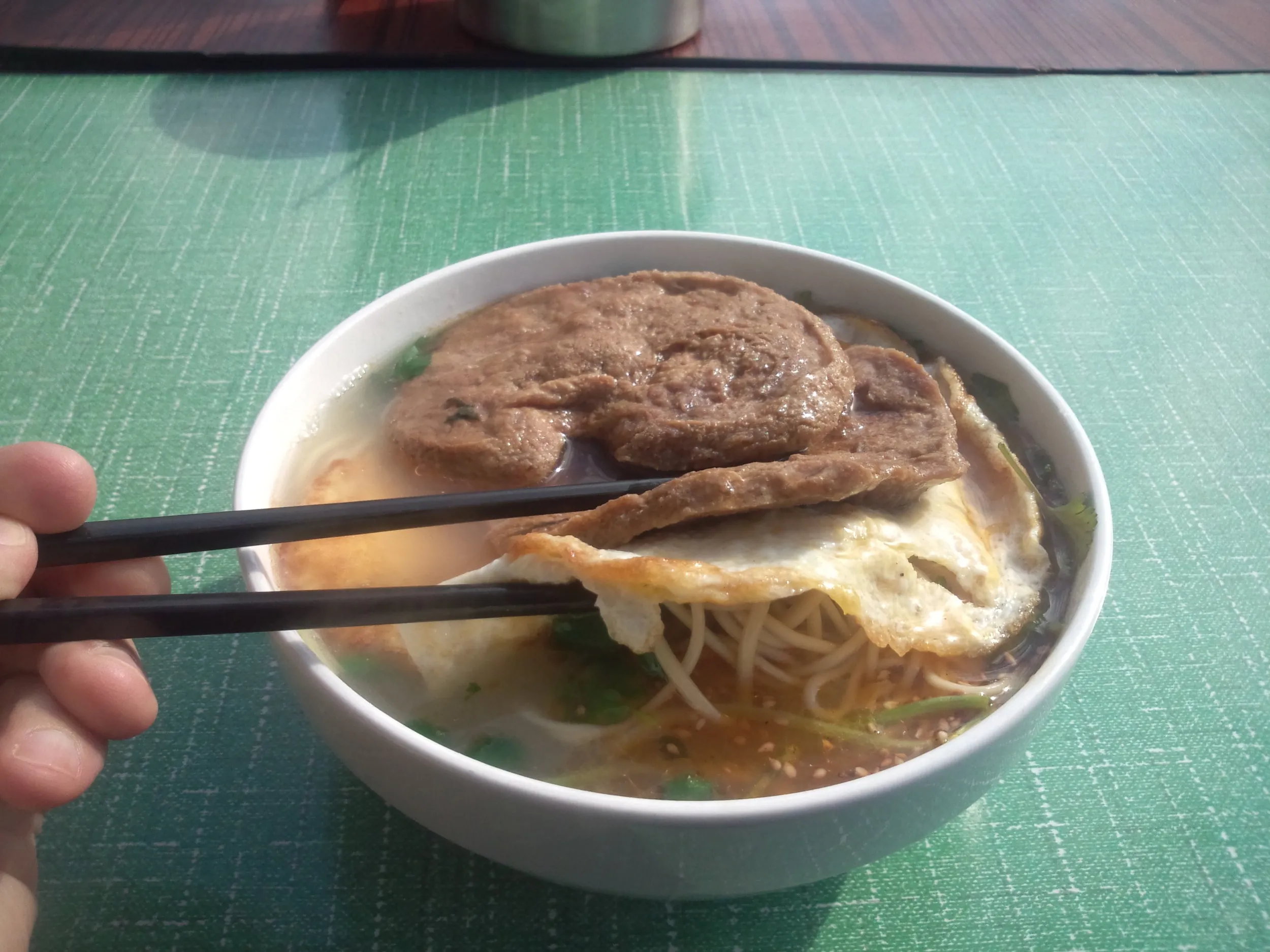 食堂にて素鶏と目玉焼きの麺