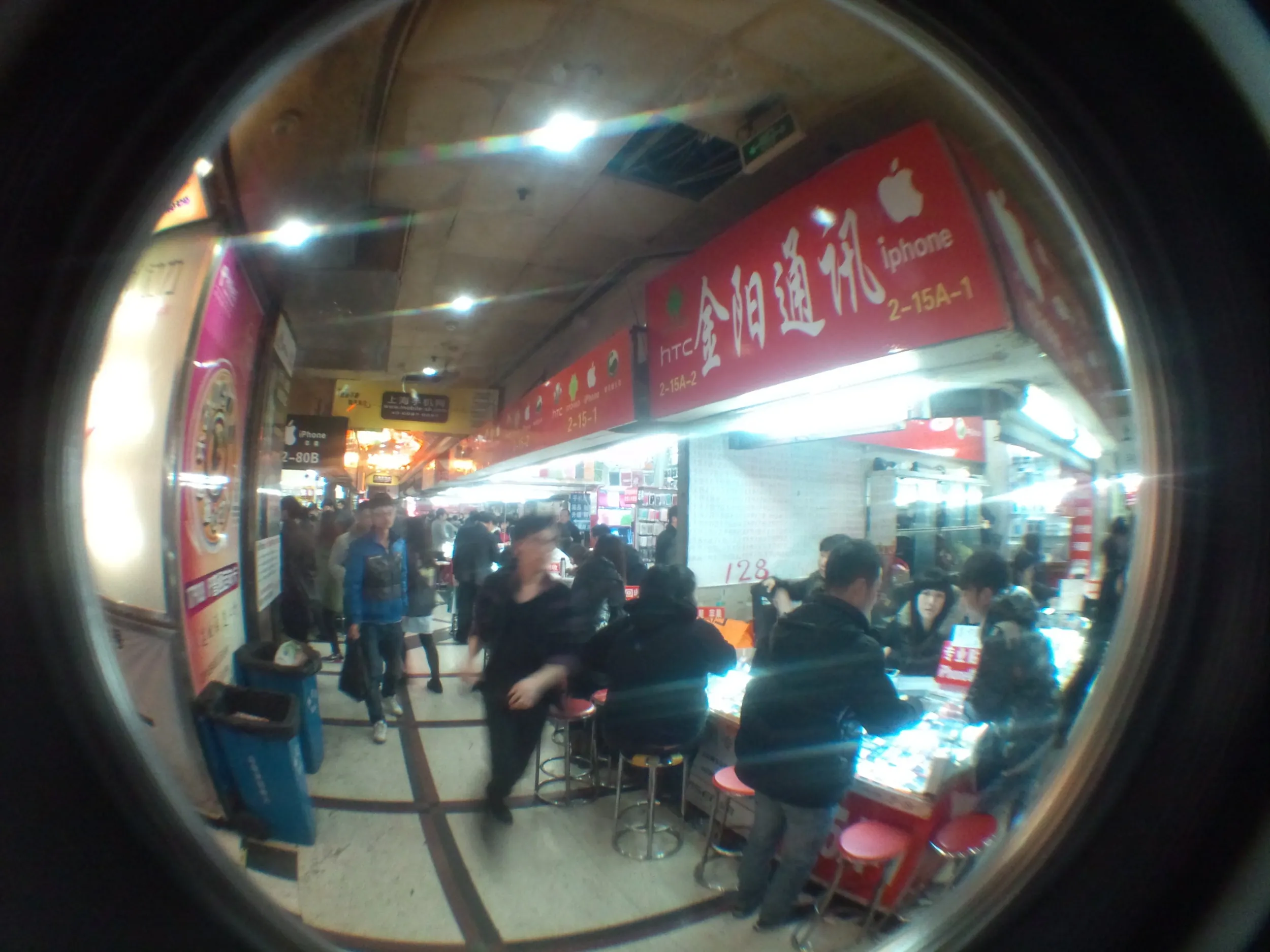 不夜城携帯市場の店内