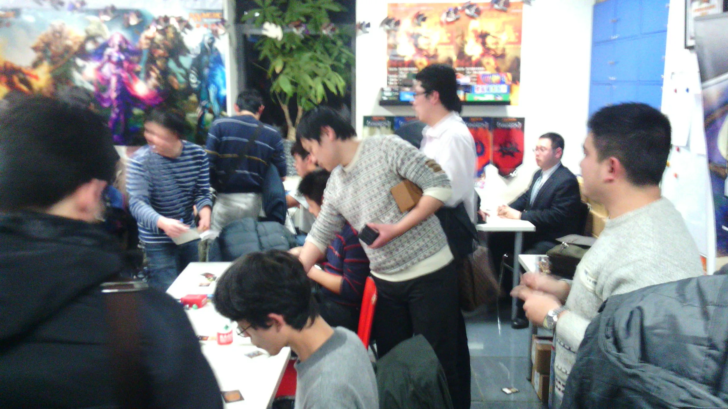 カードバトルをする人達