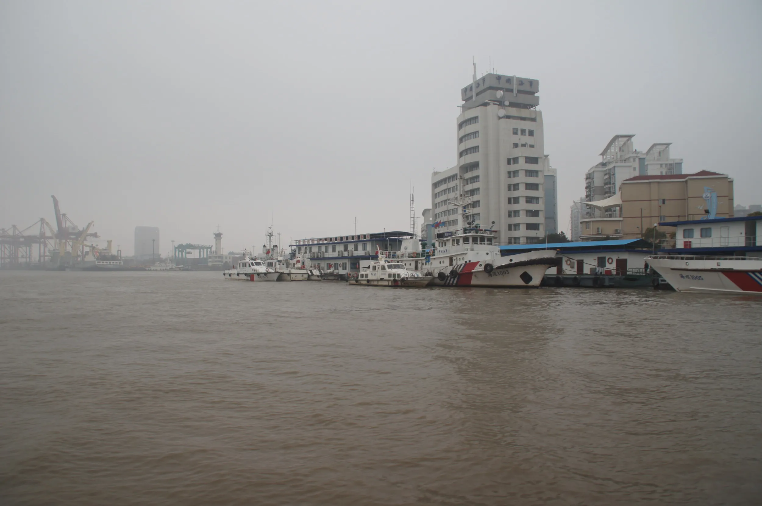 吴淞渡口～三岔港村を結ぶ船上から眺めた黄浦江