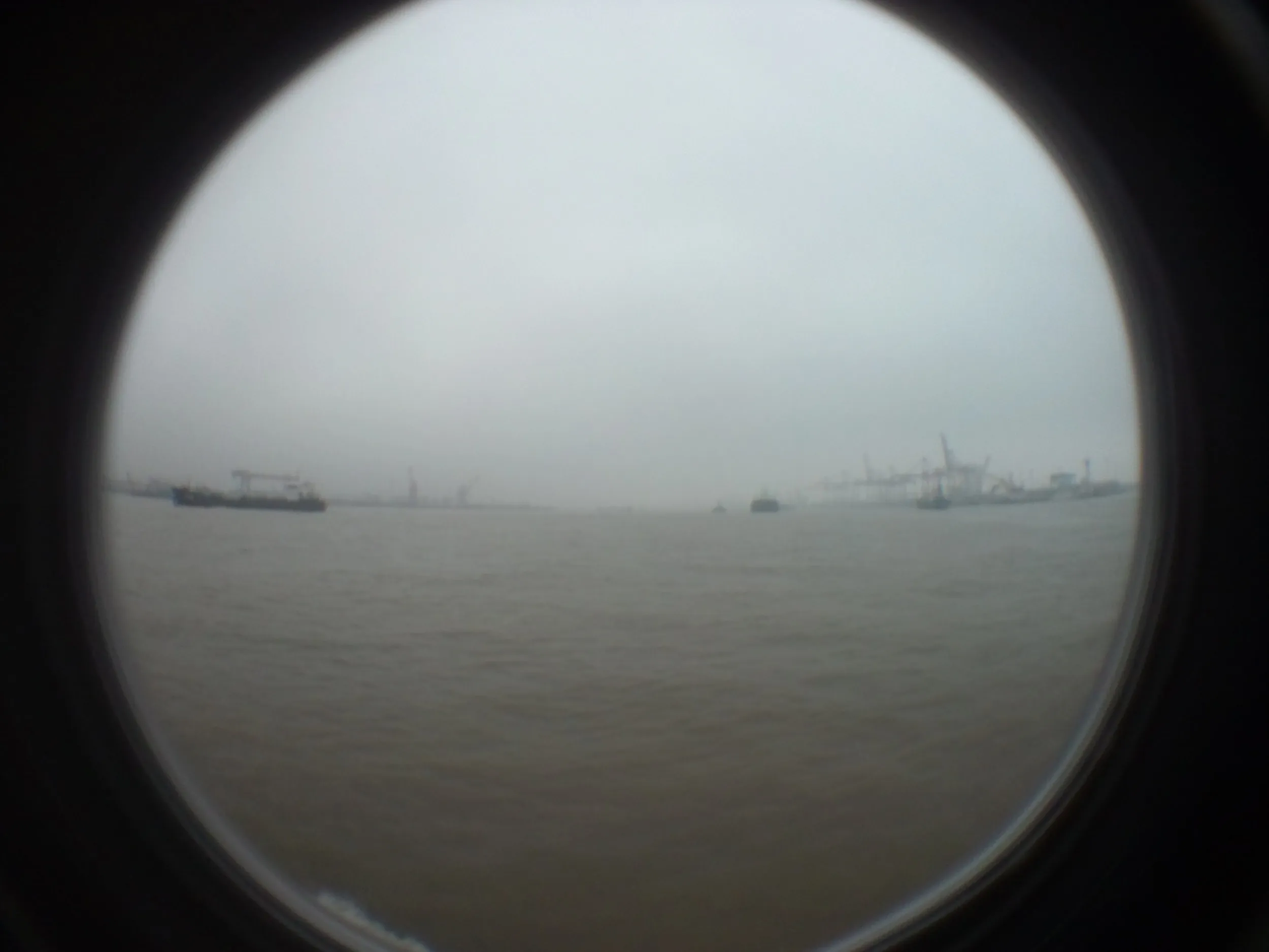 吴淞渡口～三岔港村を結ぶ船上から眺めた黄浦江