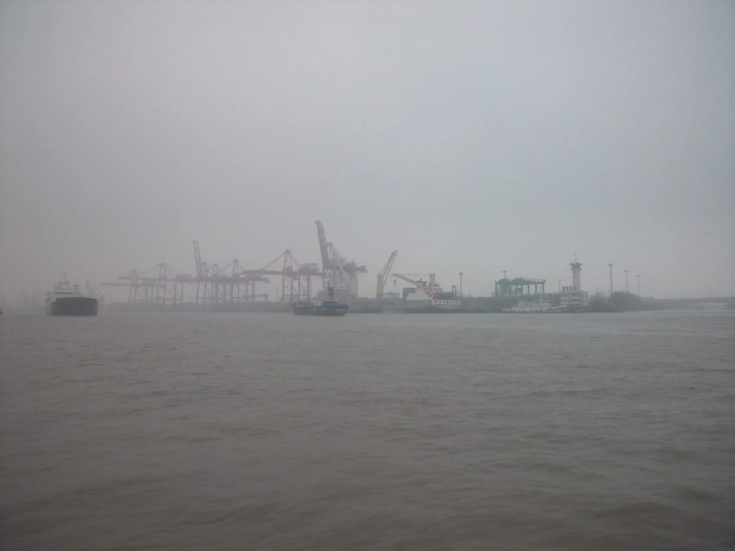 吴淞渡口～三岔港村を結ぶ船上から眺めた黄浦江