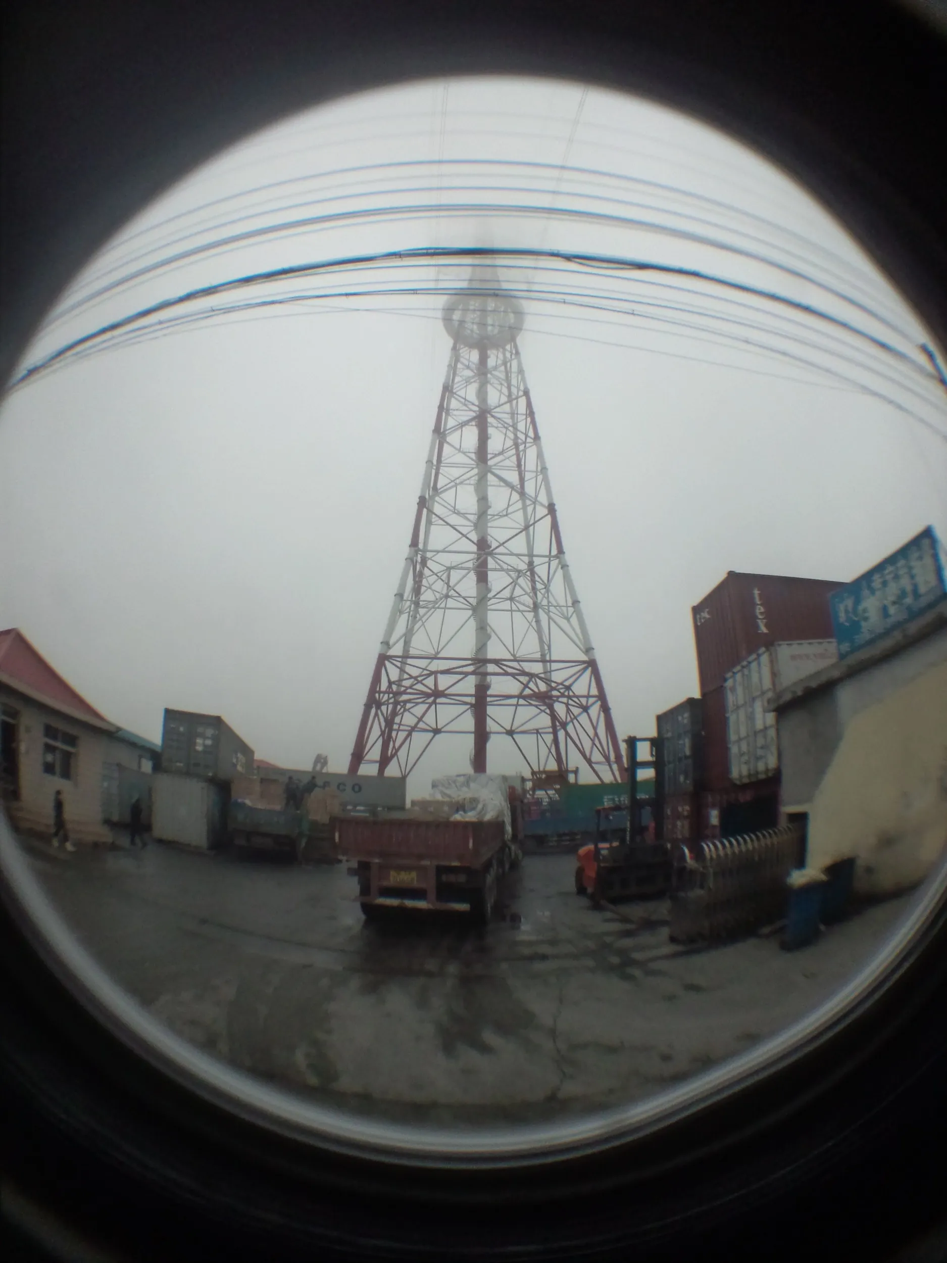 三岔港村周辺のコンテナ置き場