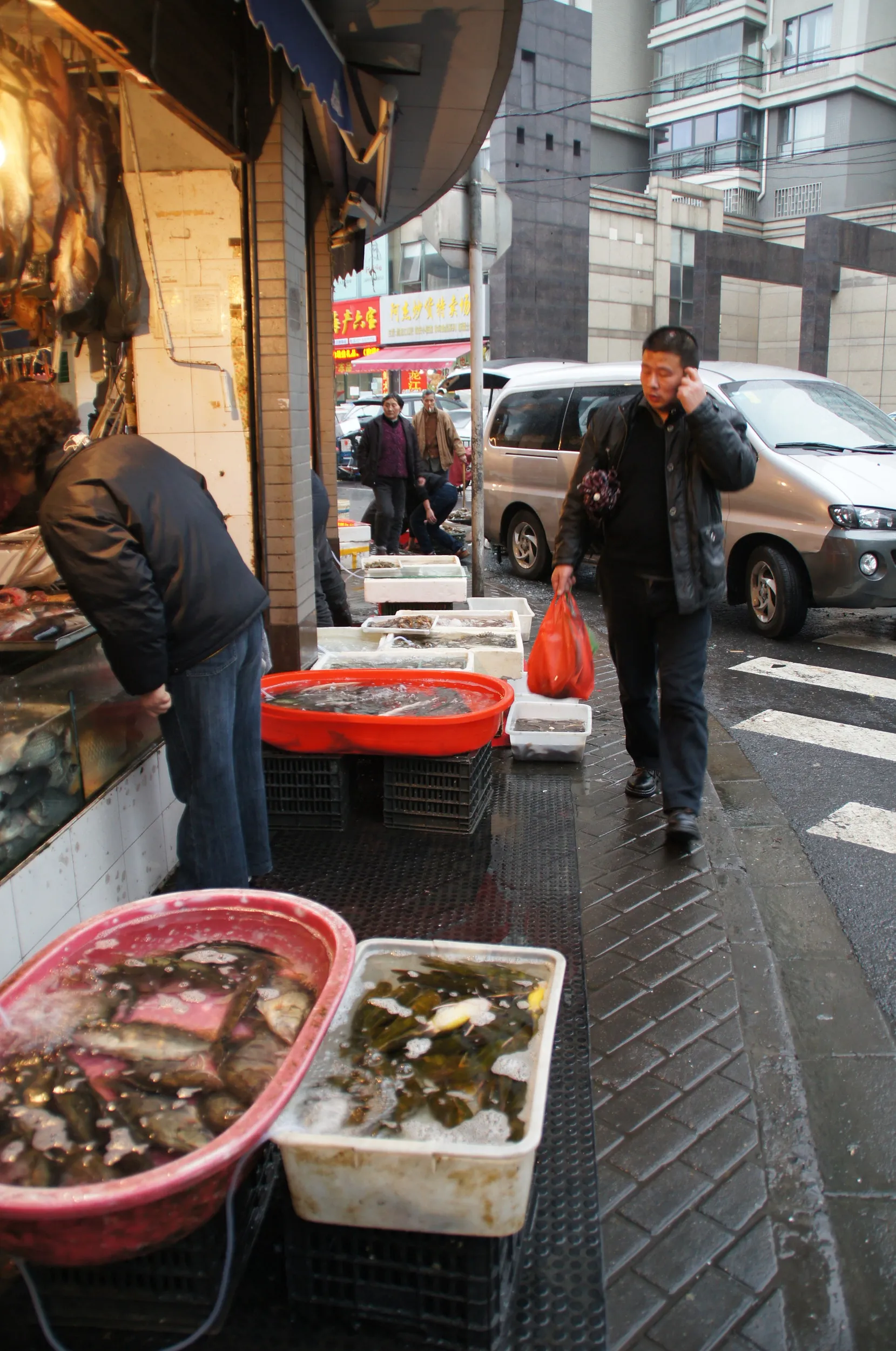 新閘路の市場。魚、カニ等