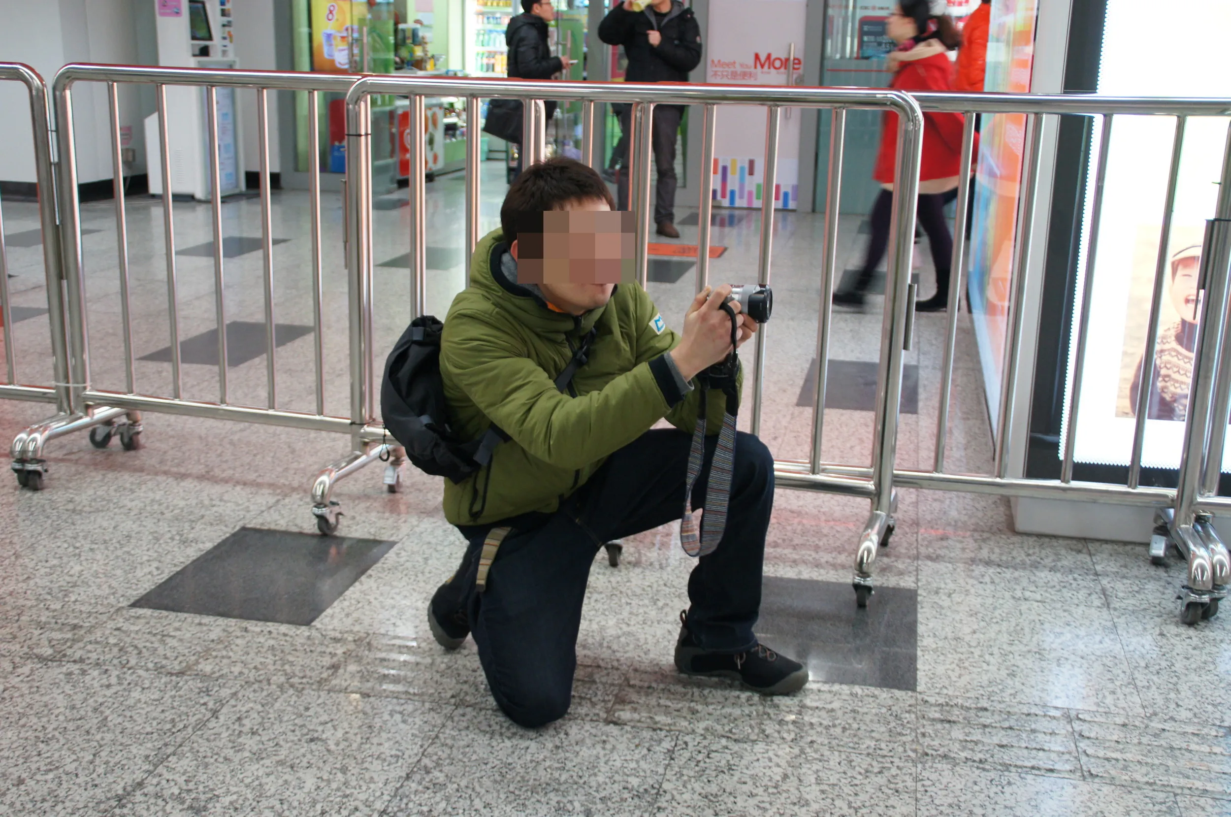地下鉄7号線の静安寺駅構内とキモタクさん