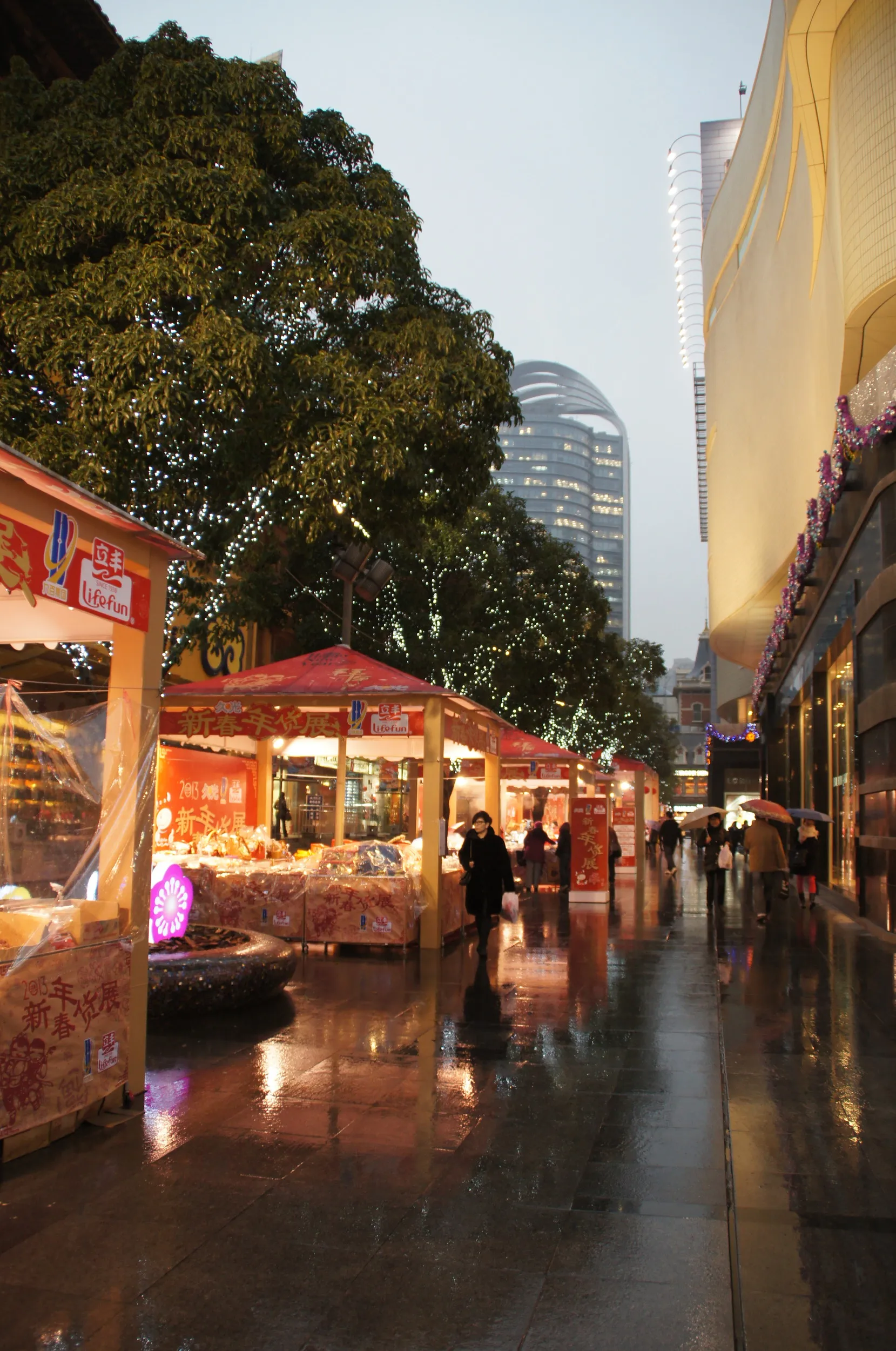 静安寺周辺の街並みを見ながら散歩