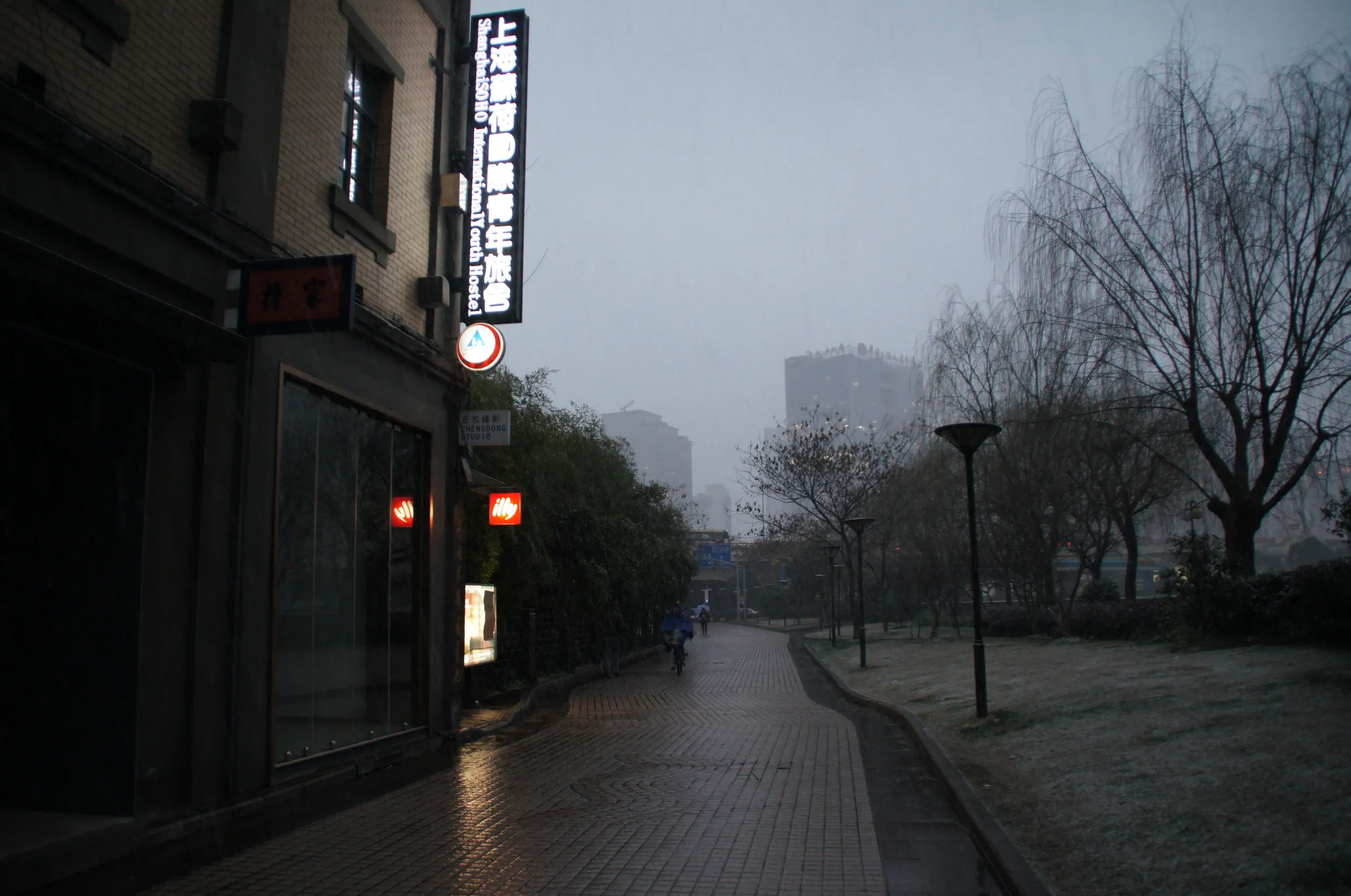 雪景色のユースホステル周辺