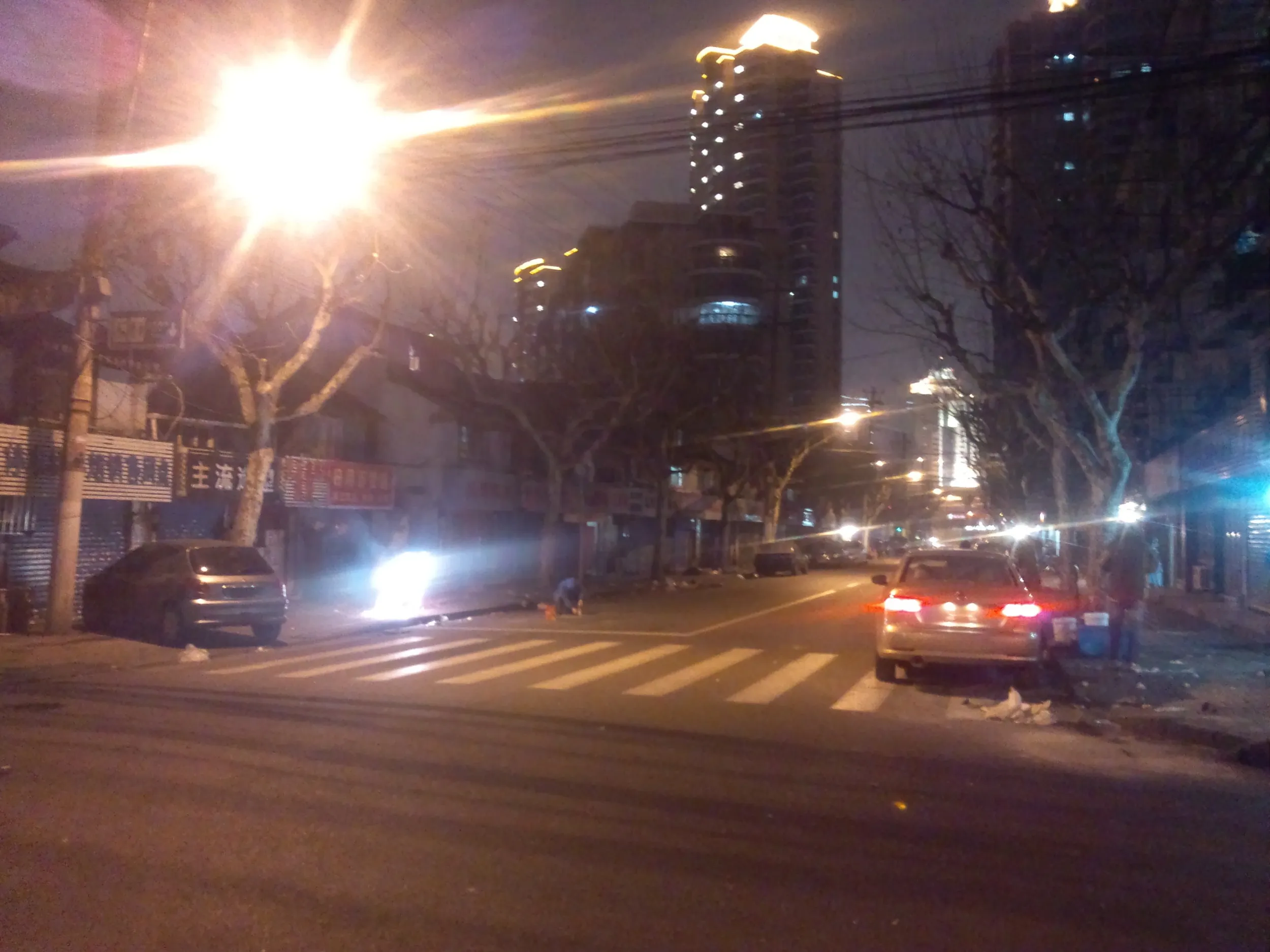 安宿付近の道の様子