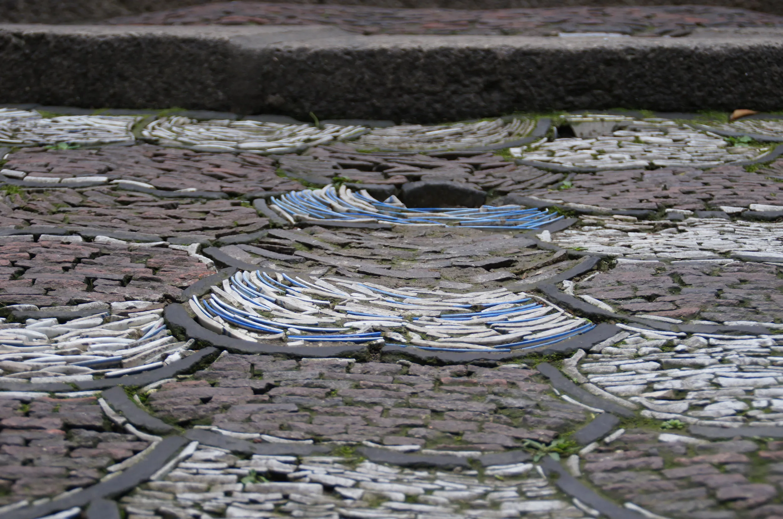 瓦を縦に地面に敷き詰めている場所