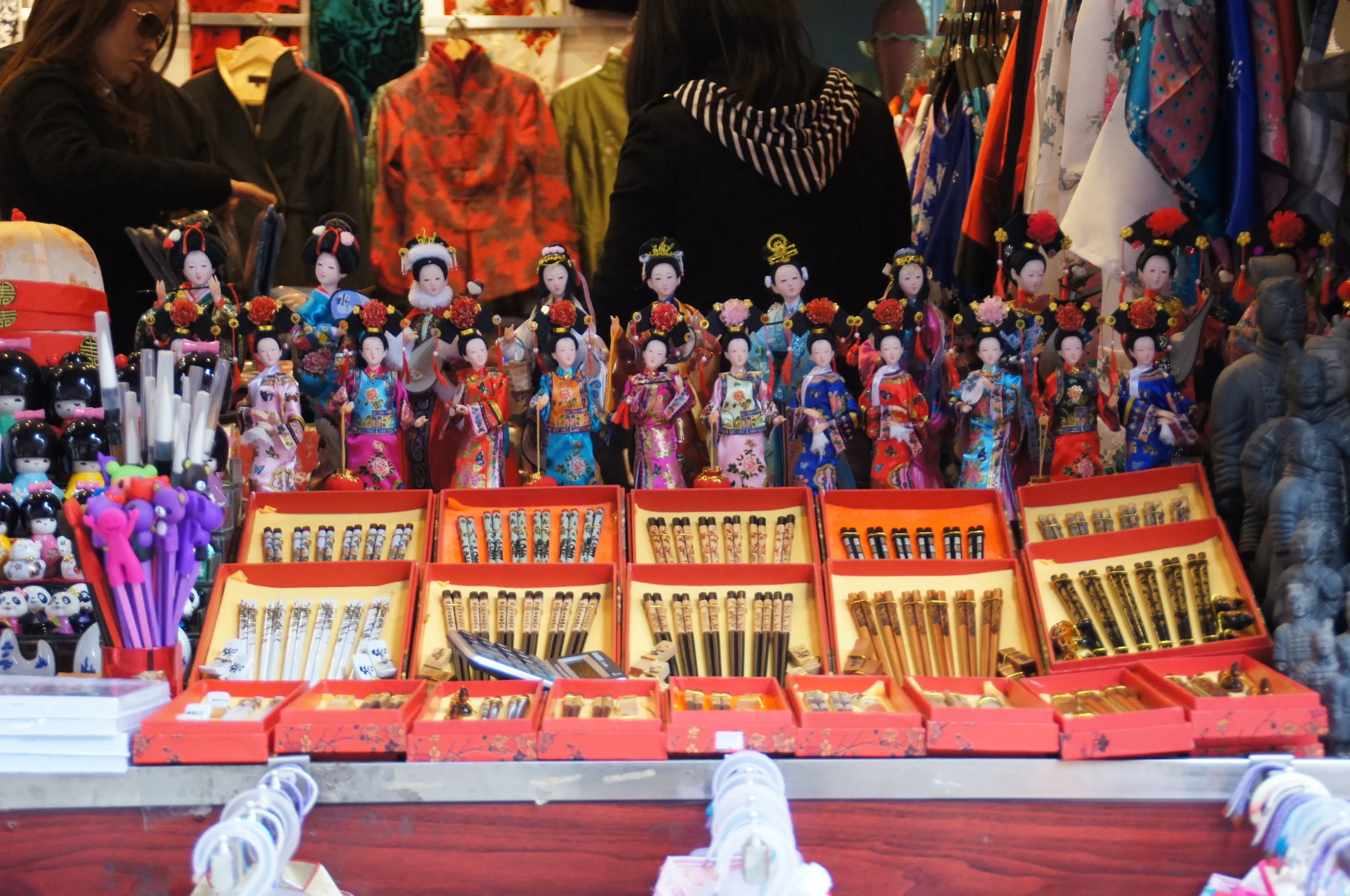 人形や扇子を販売している店舗