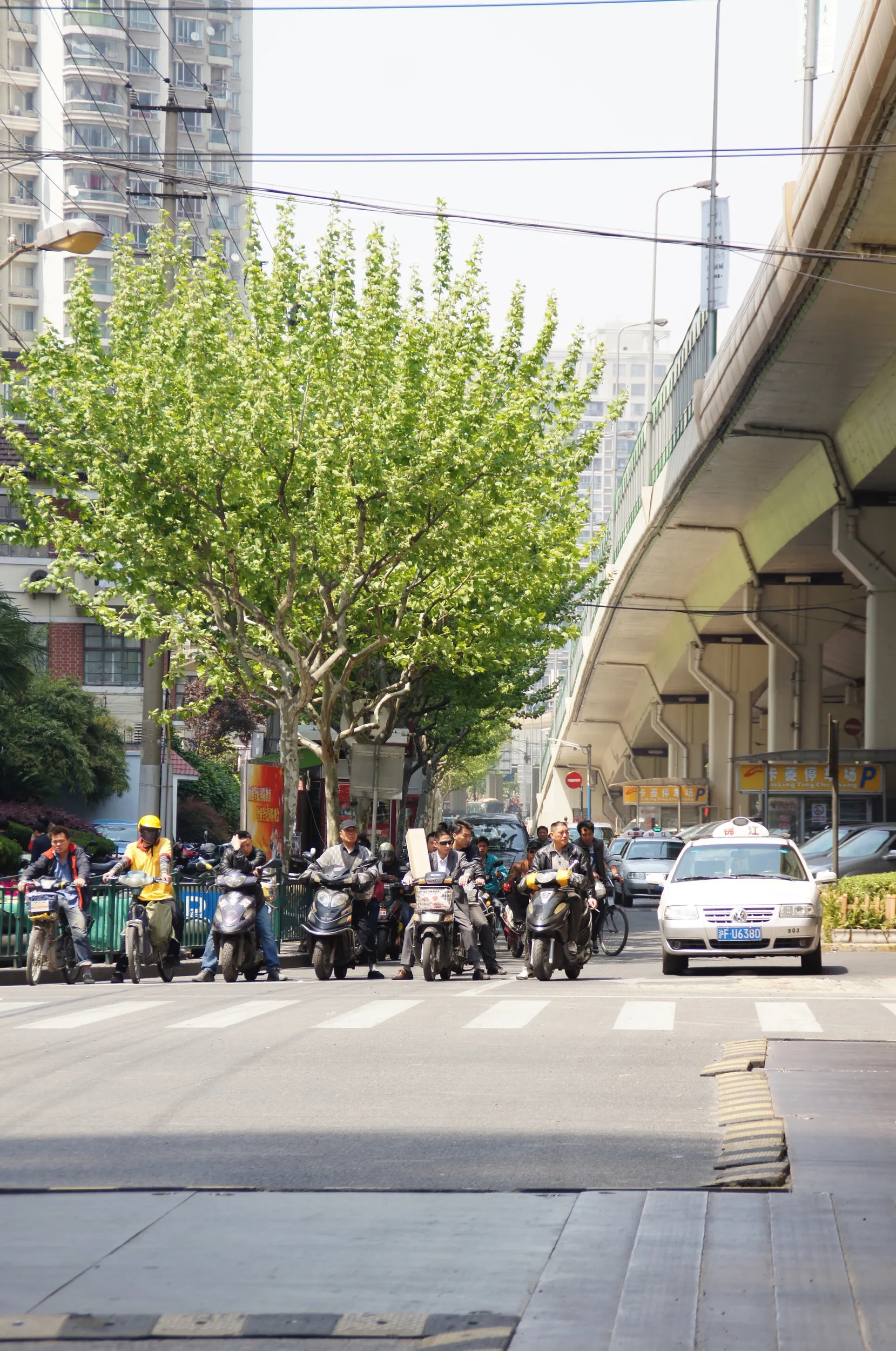 自転車と電動バイクが場所を占有