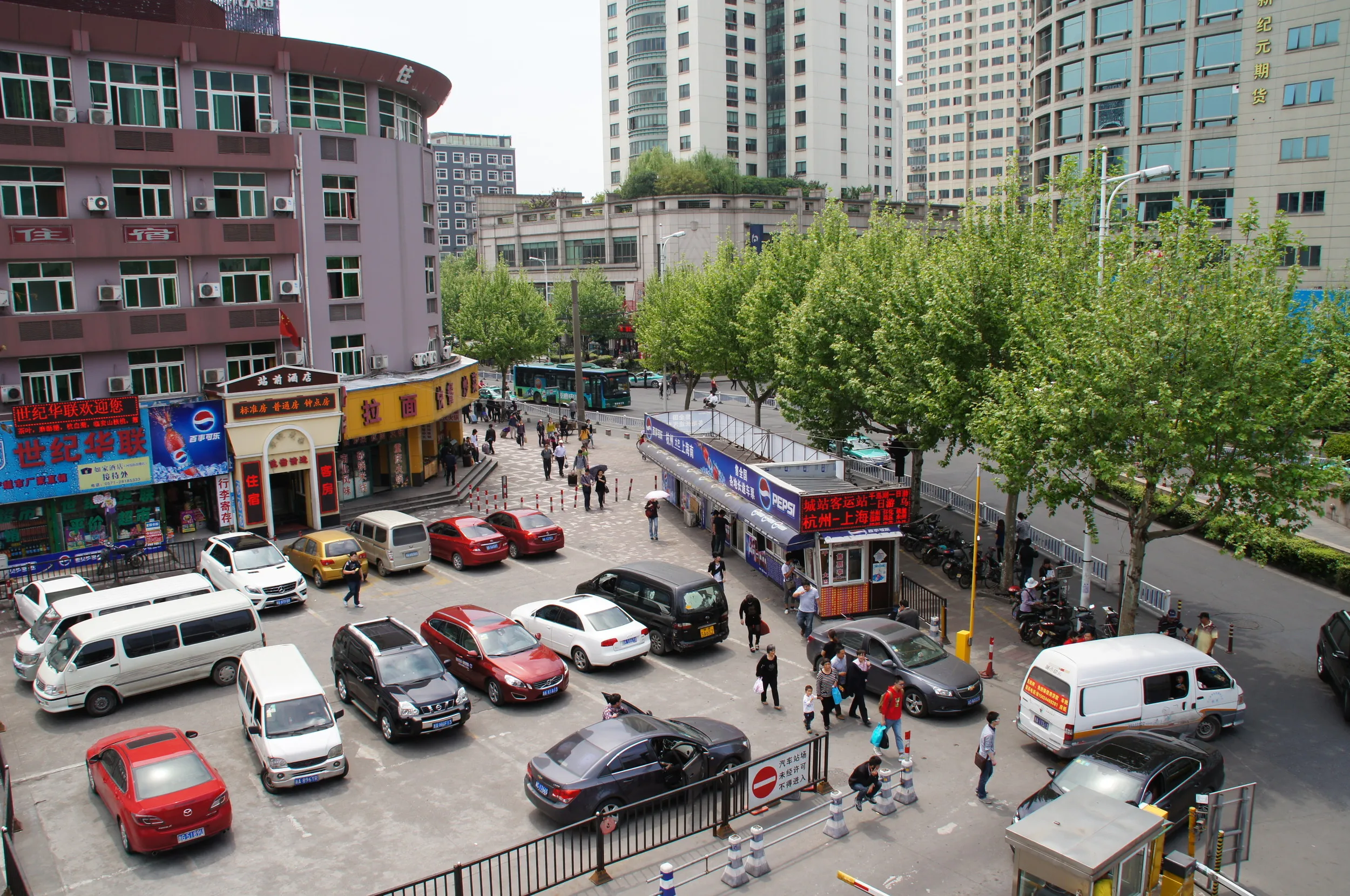 杭州駅前の広場