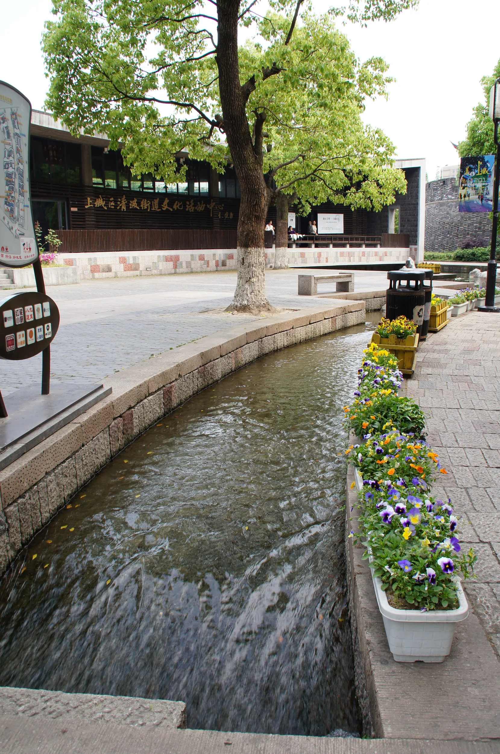 鼓楼傍を流れる小川