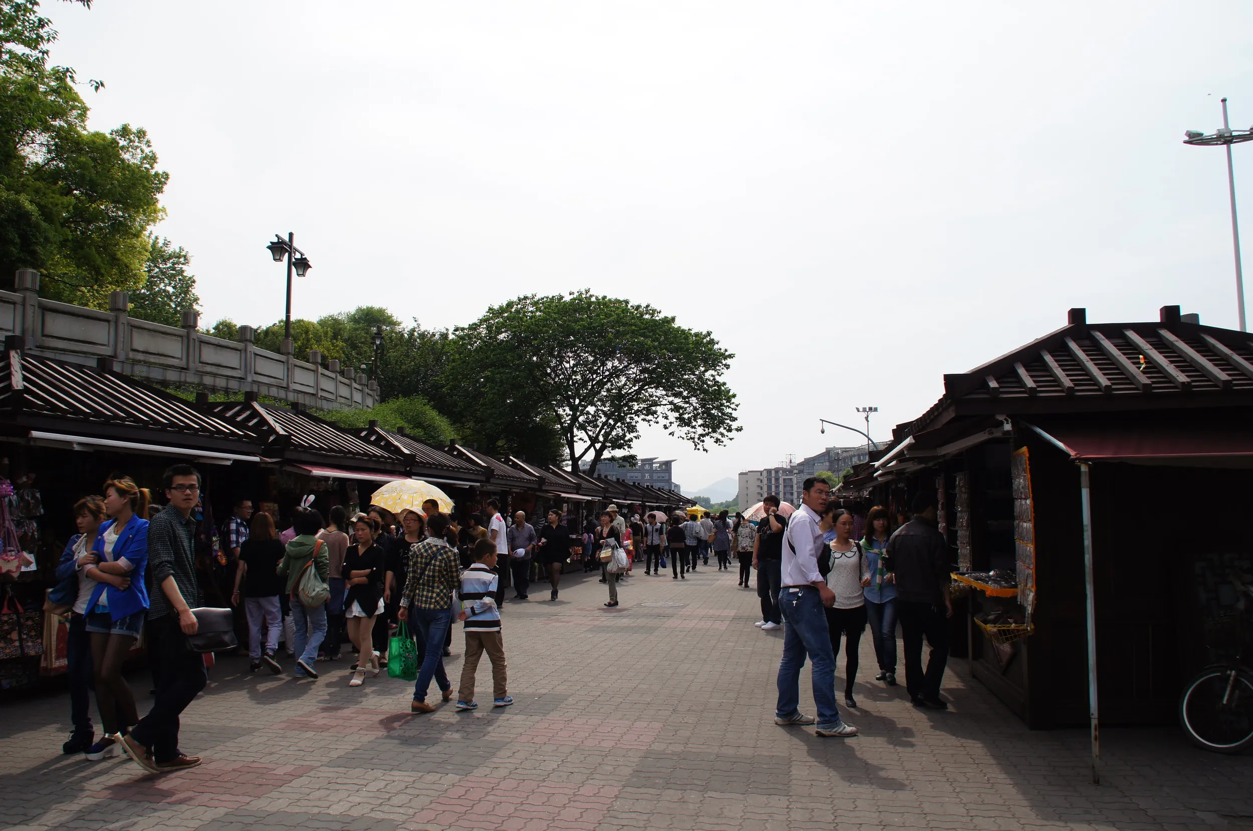 西湖方面へ更に歩を進める