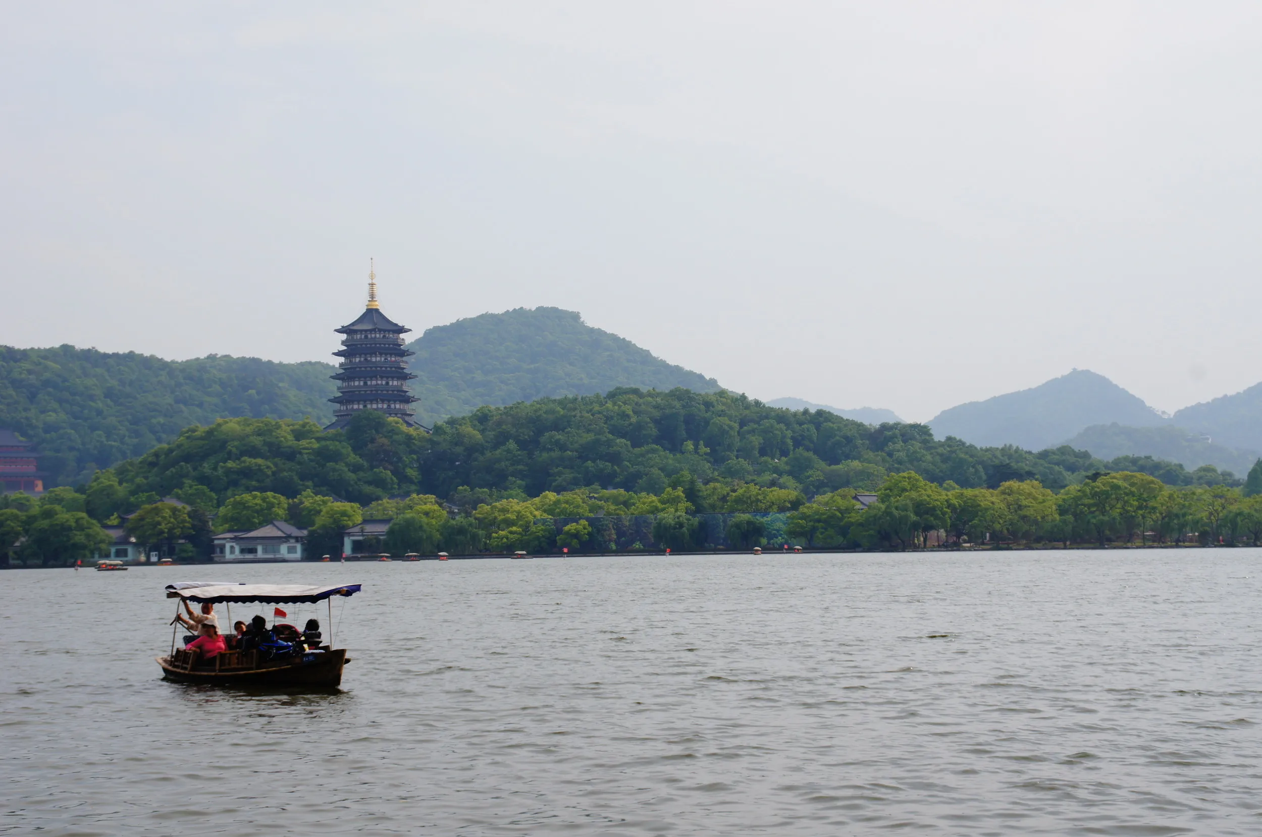 西湖の対岸と雷峰塔