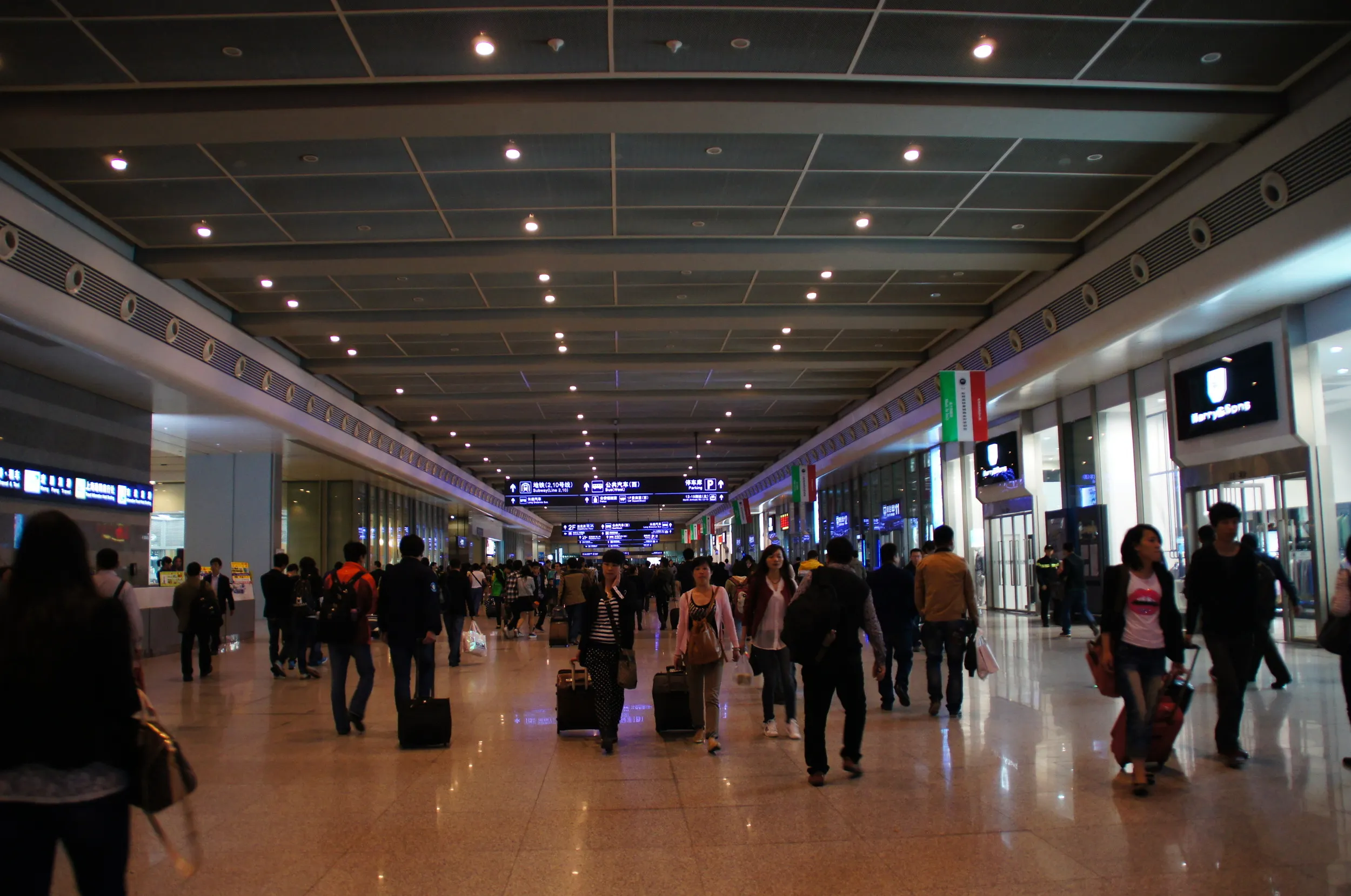 上海虹橋駅構内