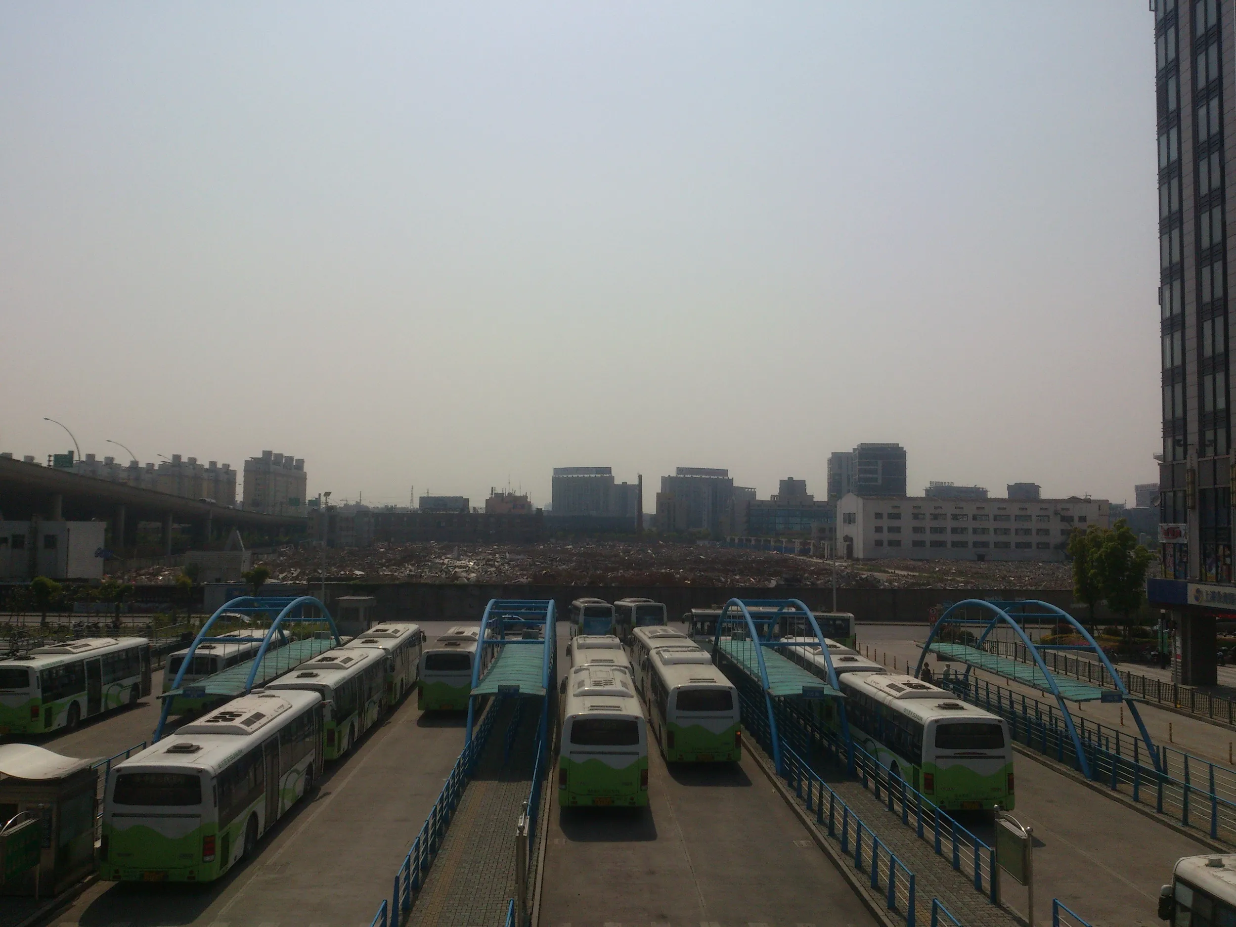 汶水路付近のバス乗り場