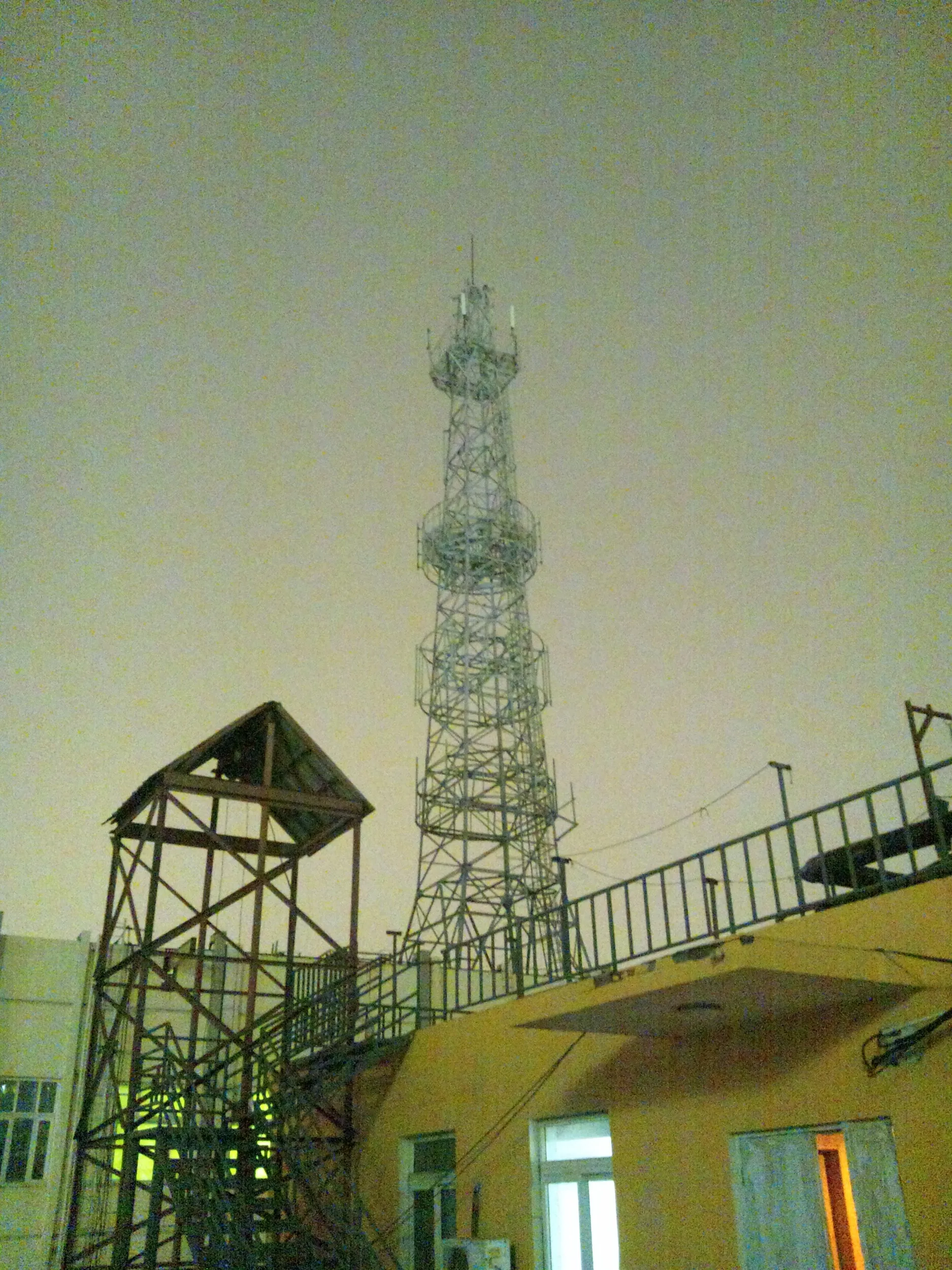 安ホテル屋上から上海の夜景を眺める