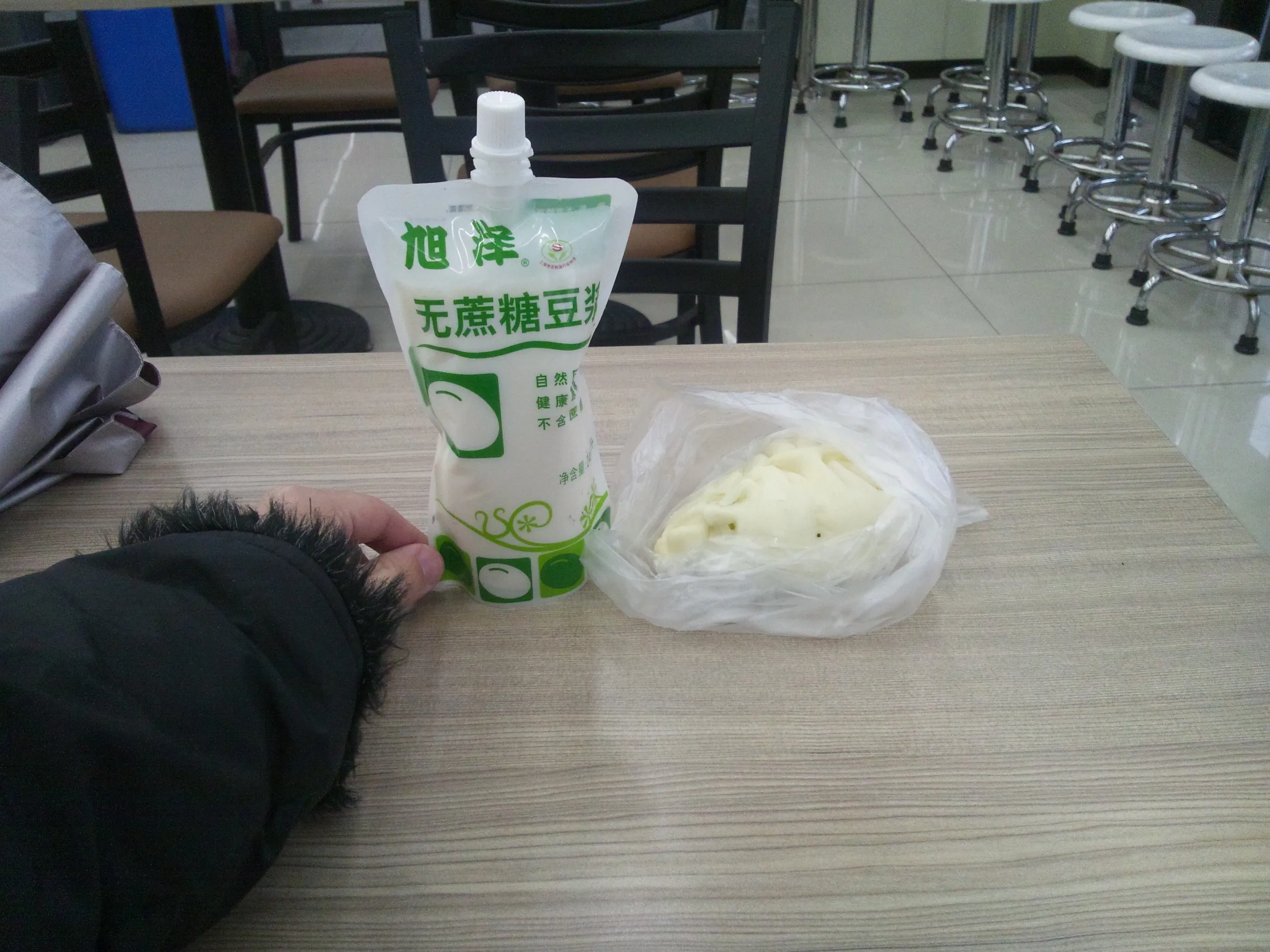 汶水路駅付近のバスターミナルにあるセブンイレブン